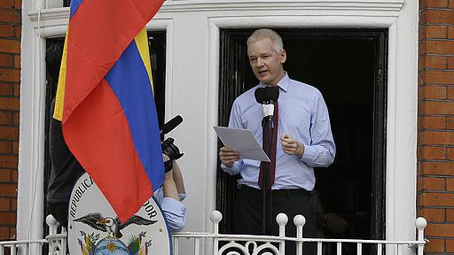 Sydamerika sluter nu upp bakom Ecuador efter att Storbritannien hotat att storma Ecuadors ambassad i London, där Julian Assange gömmer sig.