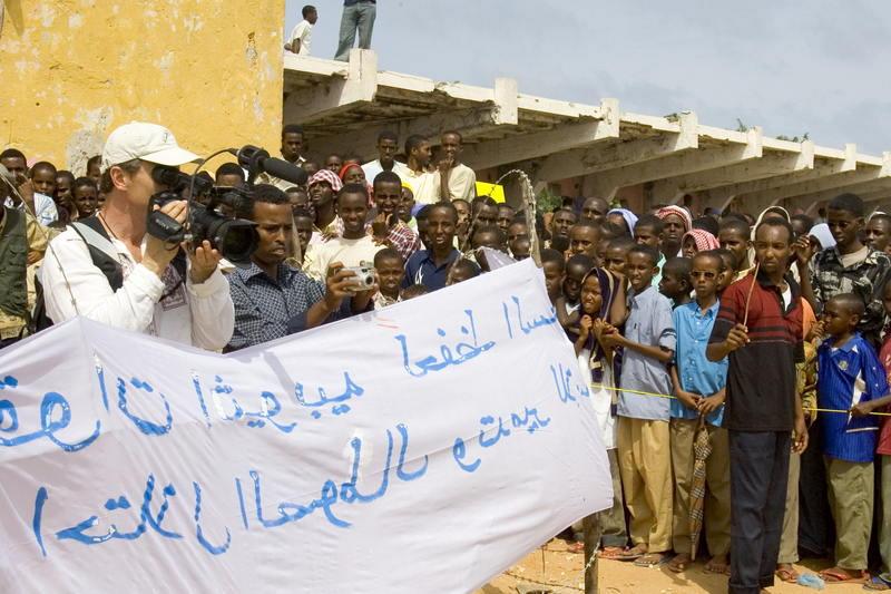 Vid en fredlig demonstration den 23 juni 2006 i Mogadishu träffades journalisten Martin Adler av ett skott bakifrån av en okänd gärningsman. Bilden är tagen cirka 35 minuter innan skottlossningen.