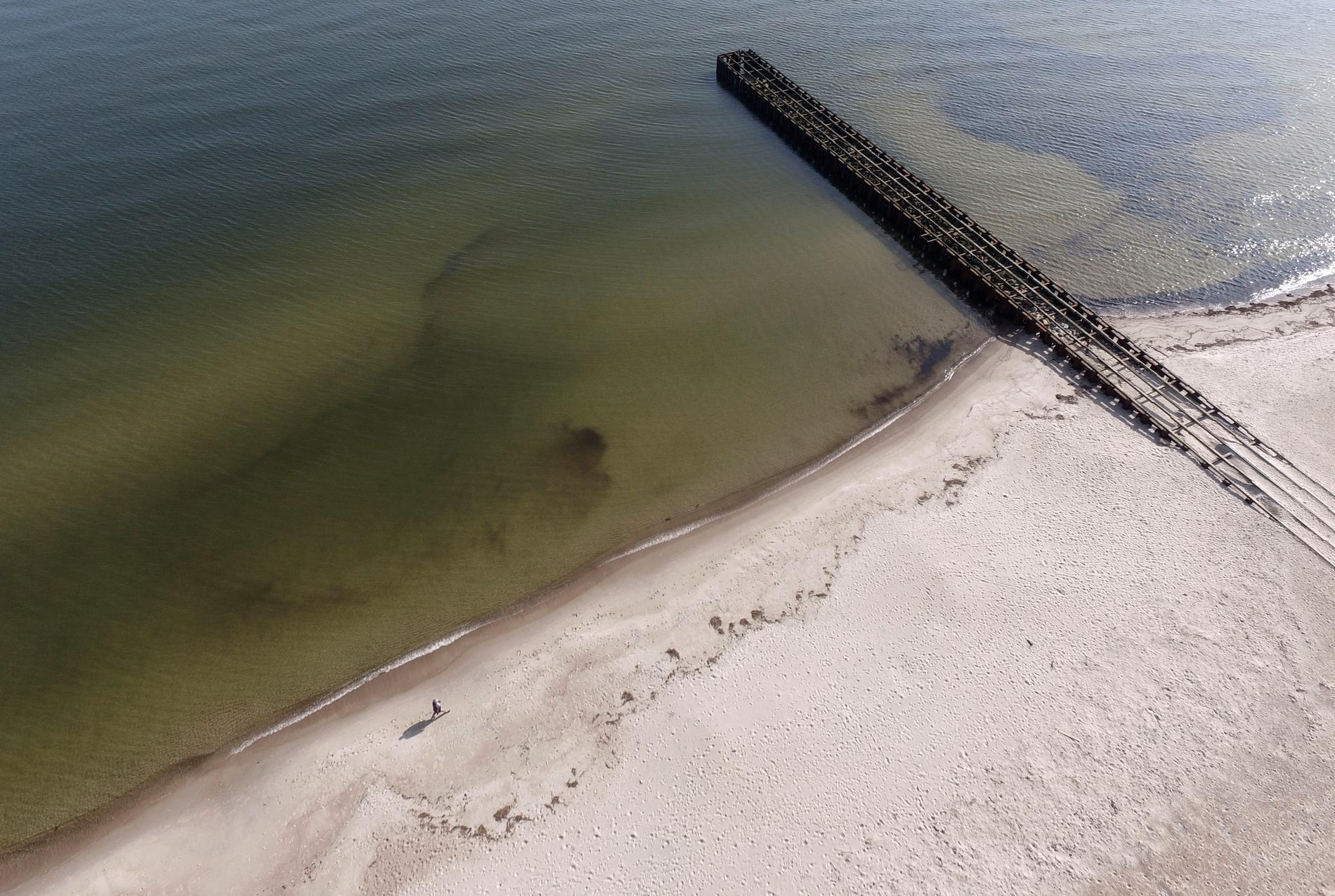 Ystad 2018: Stranden vid Ystad Saltsjöbad har kommunen i Ystad sandfodrat vid två tillfällen. Längs den skånska kusten är problemen med krympande stränder redan påtagliga, kanske allra mest i Ystad, där man har slitit med frågan i flera decennier. Arkivbild.