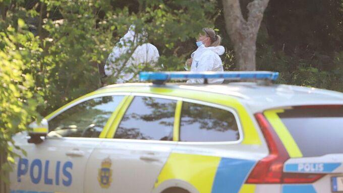 En man har anträffats död utomhus på en parkeringsplats i södra Stockholm.