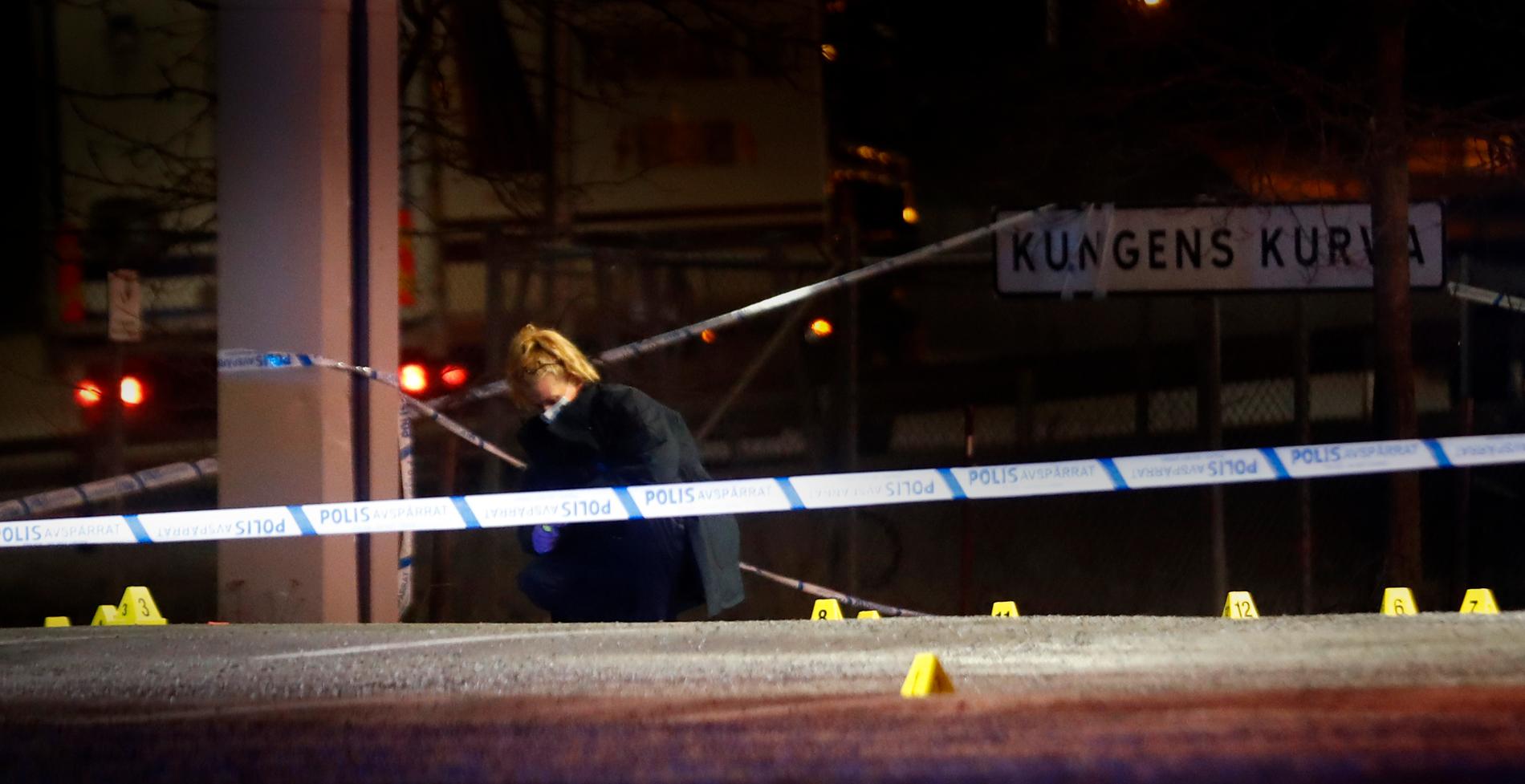 Ett vittne säger till Aftonbladet att åtta skott avlossades i tät följd på platsen.