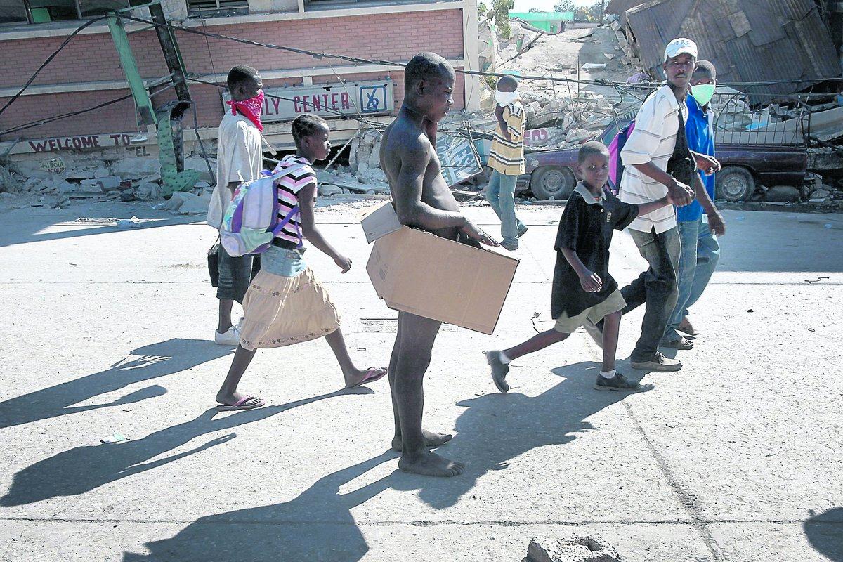 HJÄLPEN DRÖJER Haiti behöver mat, vatten, mediciner och material för att bygga upp landet igen. Men insatserna från utlandet dröjer.