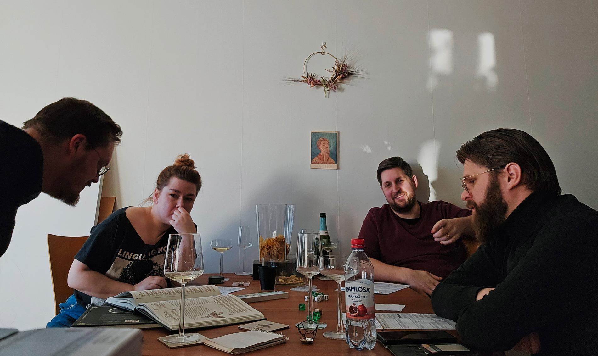 ”Och här är vi nu, kring ett vardagsrumsbord i en lägenhet vid Järvafältet i Stockholm. Vi har vin, karaktärsblad och som inverterade Sverigedemokrater har vi fyllt en gigantisk Alvar Aalto-vas med chips.”