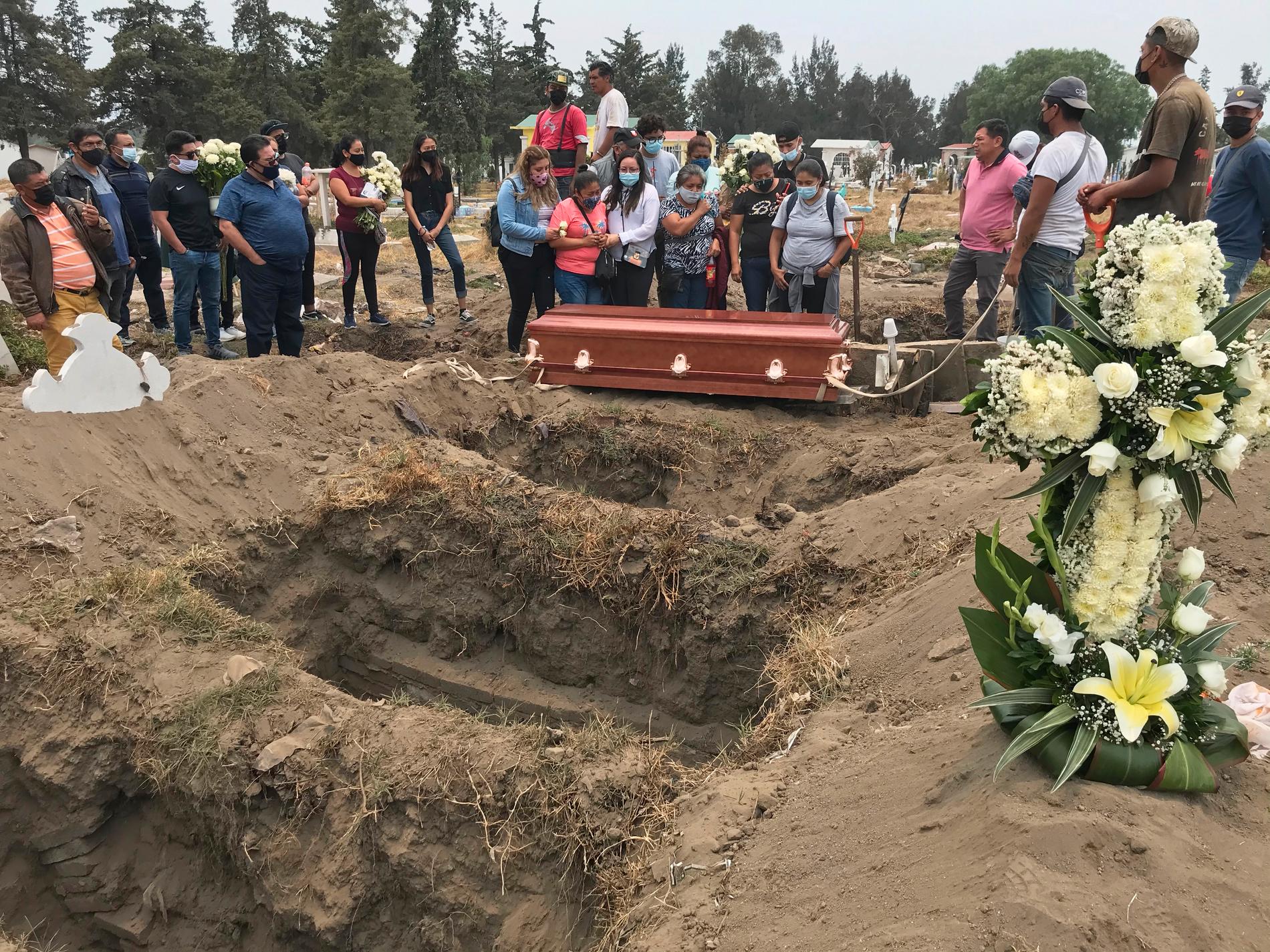Anhöriga begraver 37-åriga Liliana López, som omkom i olyckan.