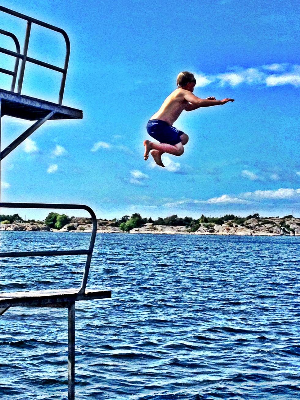 Erik hoppar i havet :-)