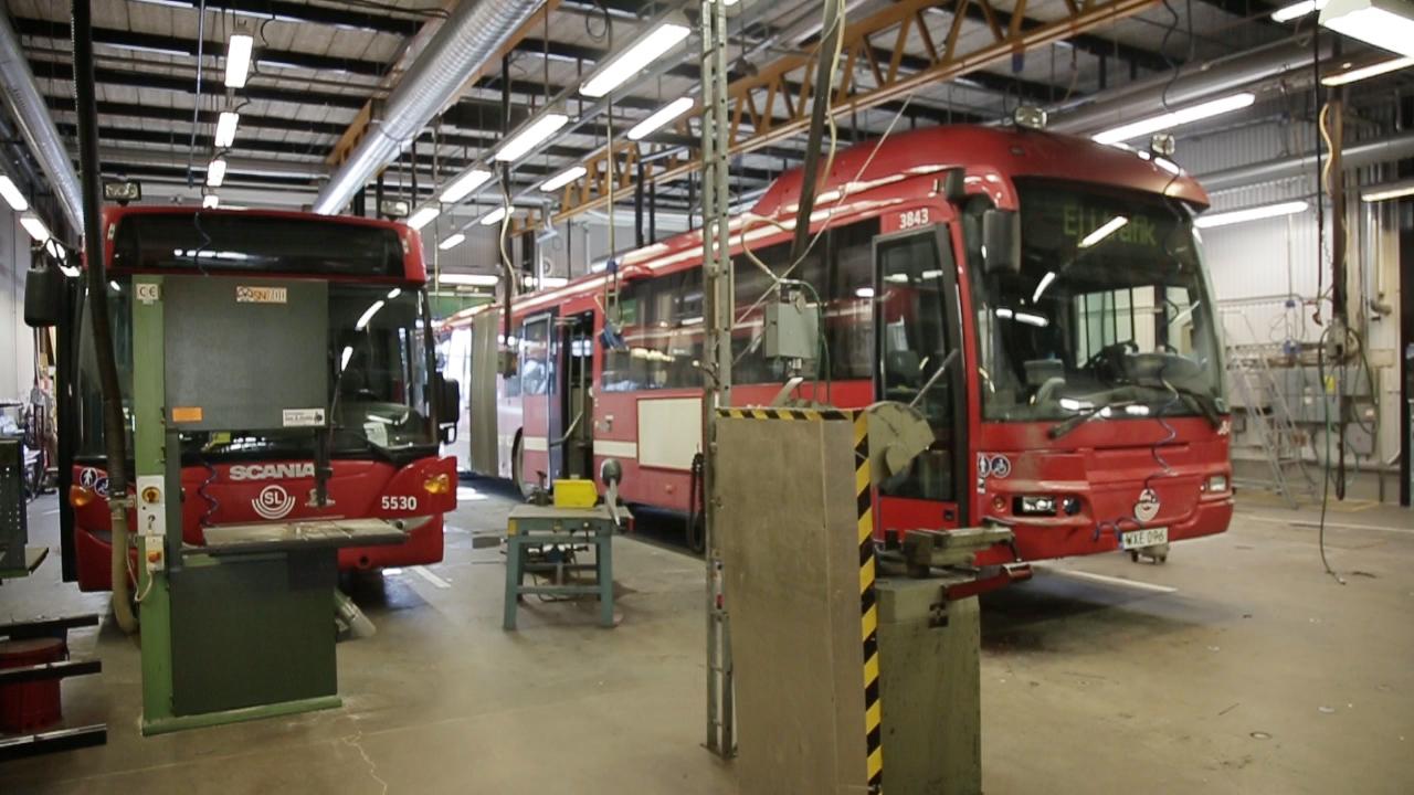 På det här garaget finns det 240 bussar, som behöver ständigt underhåll. 