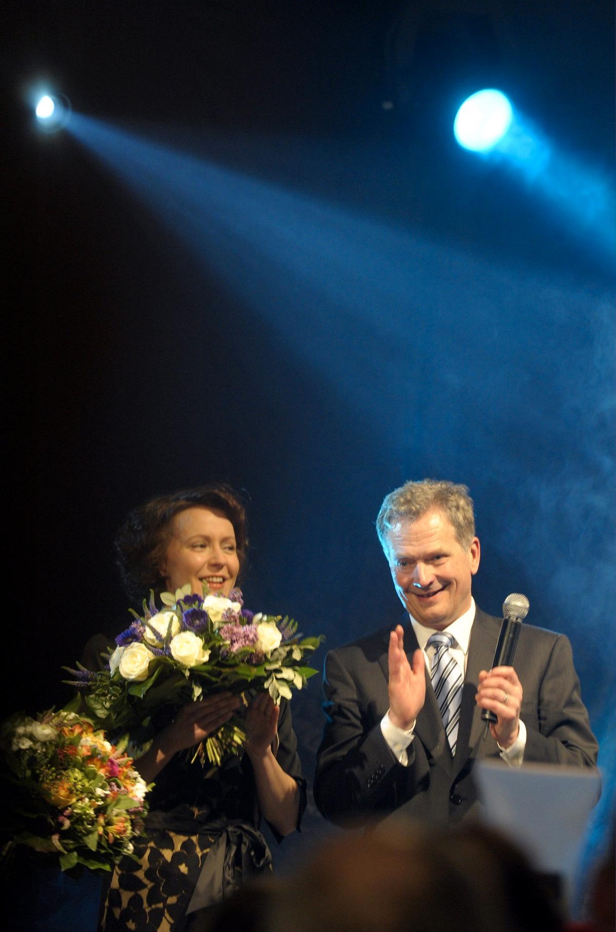 SEGERFIRANDE  Sauli Niinistö och hans fru Jenni Haukio firar valsegern i det finländska presidentvalet.