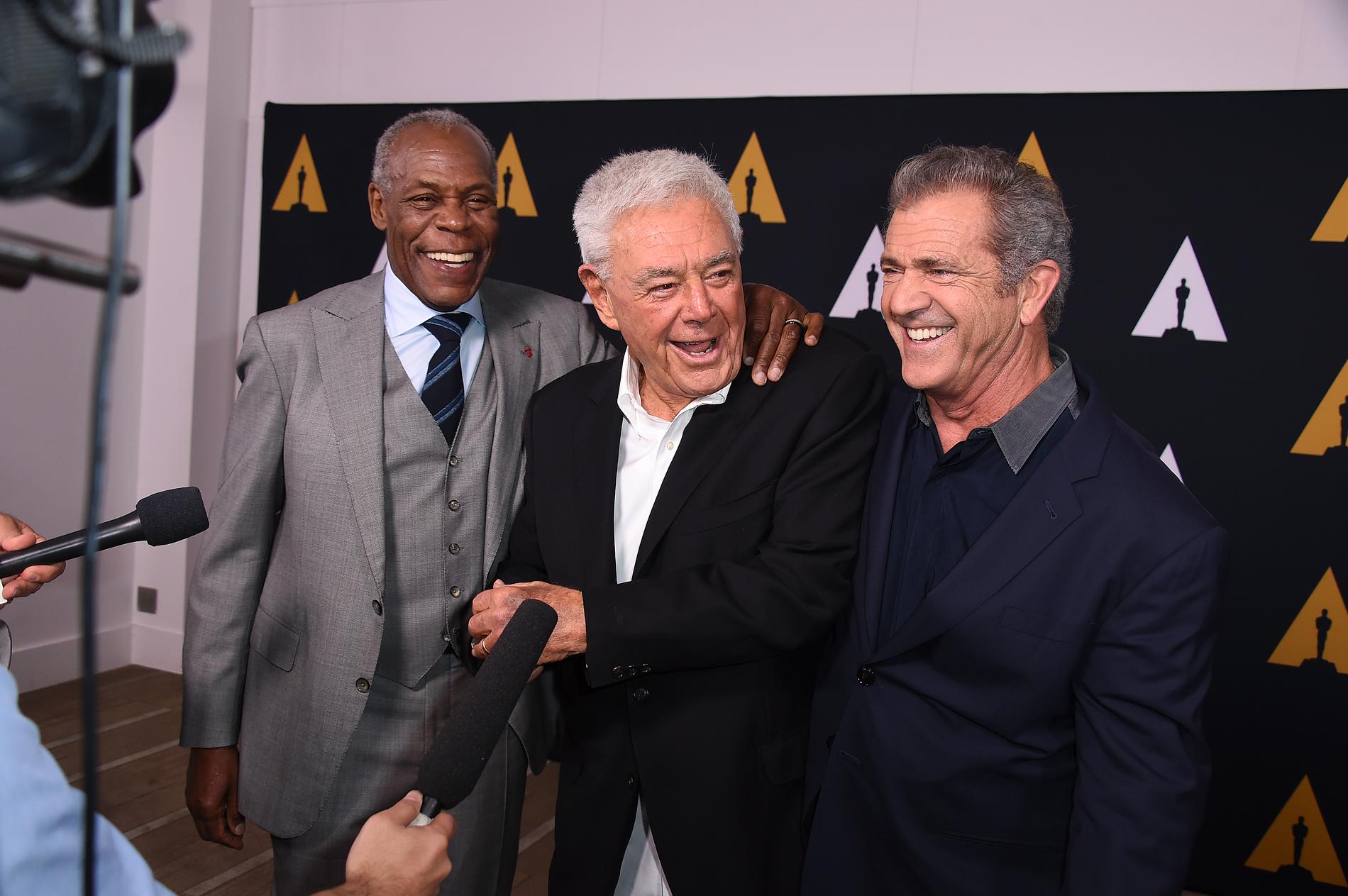 Richard Donner i mitten, mellan Danny Glover och Mel Gibson, 2017 då han hyllades för sina filminsatser. Arkivbild.