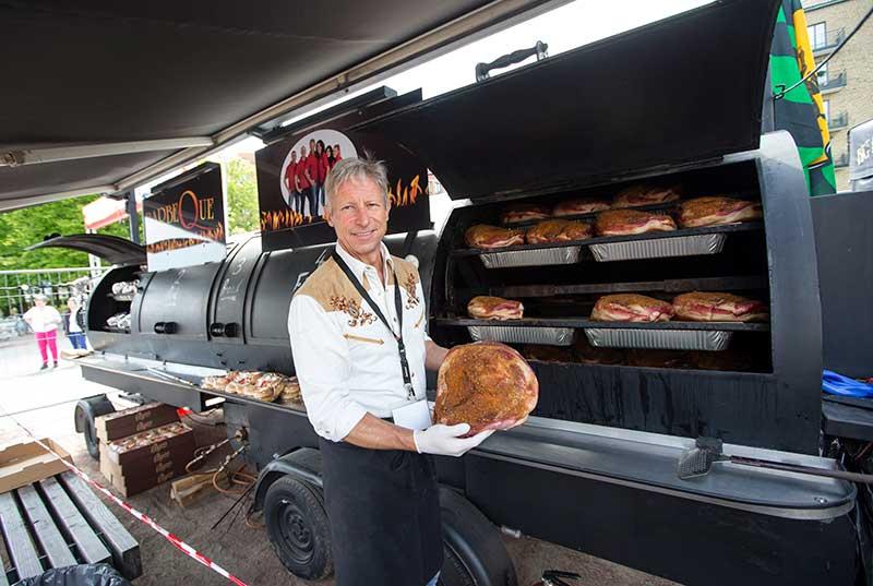 Monstergrillen Schweizaren Rolf Zublers grill ”Big Boys Barbeque” är åtta meter lång och sväljer ett ton kött.
”Europas största rotisseriesmoker”, förklarar han.