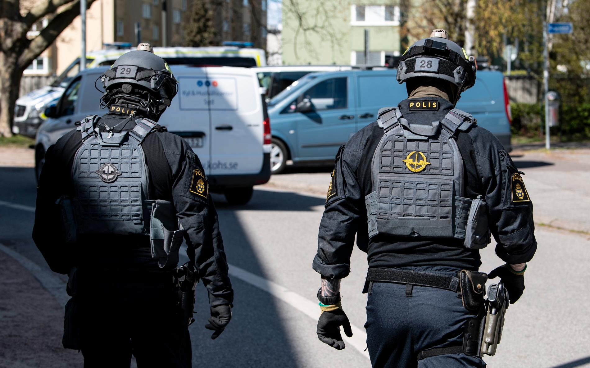 Under polisens Operation norrsken i Malmö har uppemot 250 poliser deltagit. Här ses polisens förstärkta regionala insatsstyrka i arbete vid ett flerfamiljshus i Augustenborg i Malmö då operationen inleddes i tisdags.