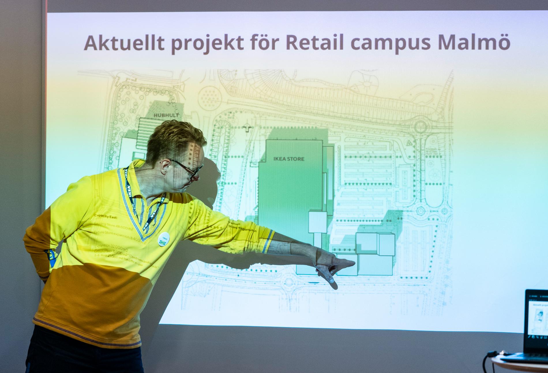 Tobias Bogefors, varuhuschef på Ikea i Malmö, presenterar kommande satsningar.