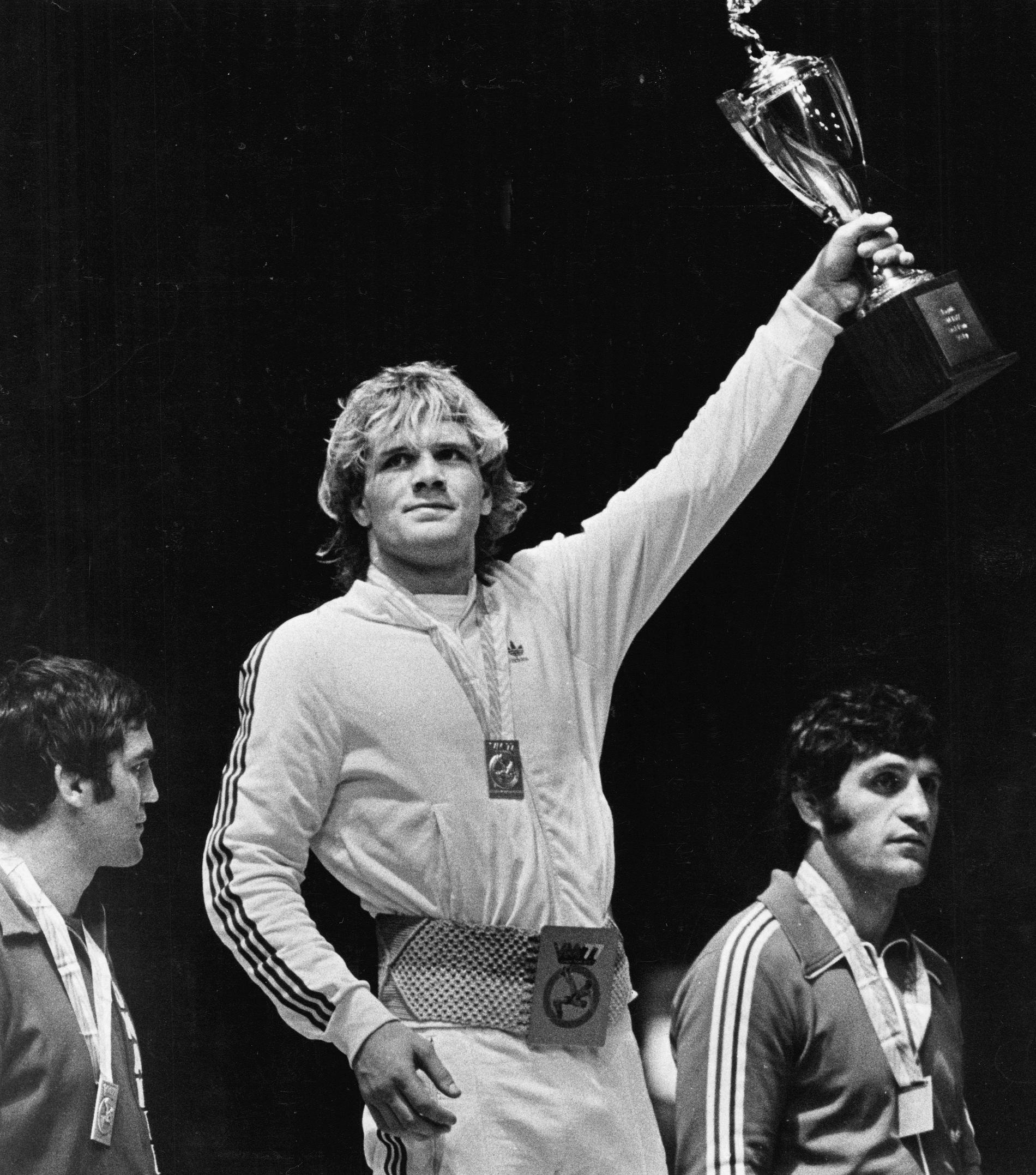 Frank Andersson firar guldet genom att hålla upp bucklan från VM 1977.