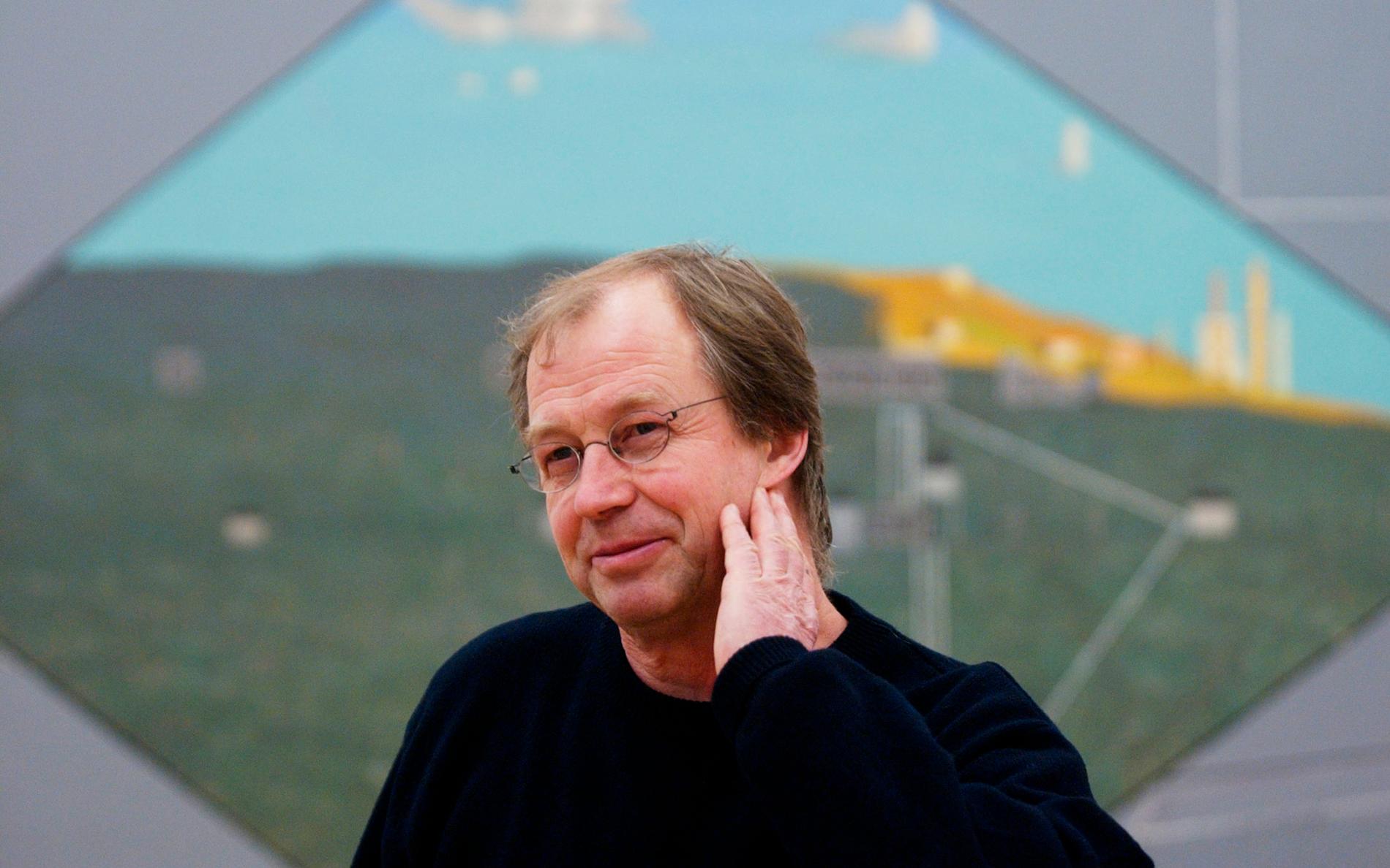 Målaren Leonard Rickhard fotograferad framför ett av sina verk 2004.