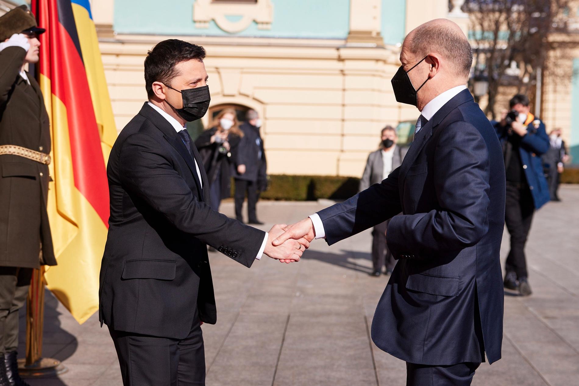 Ukrainas president Volodymyr Zelenskyy (till vänster) och Tysklands förbundskansler Olaf Scholz (till höger) träffades i Kiev på måndagen. 