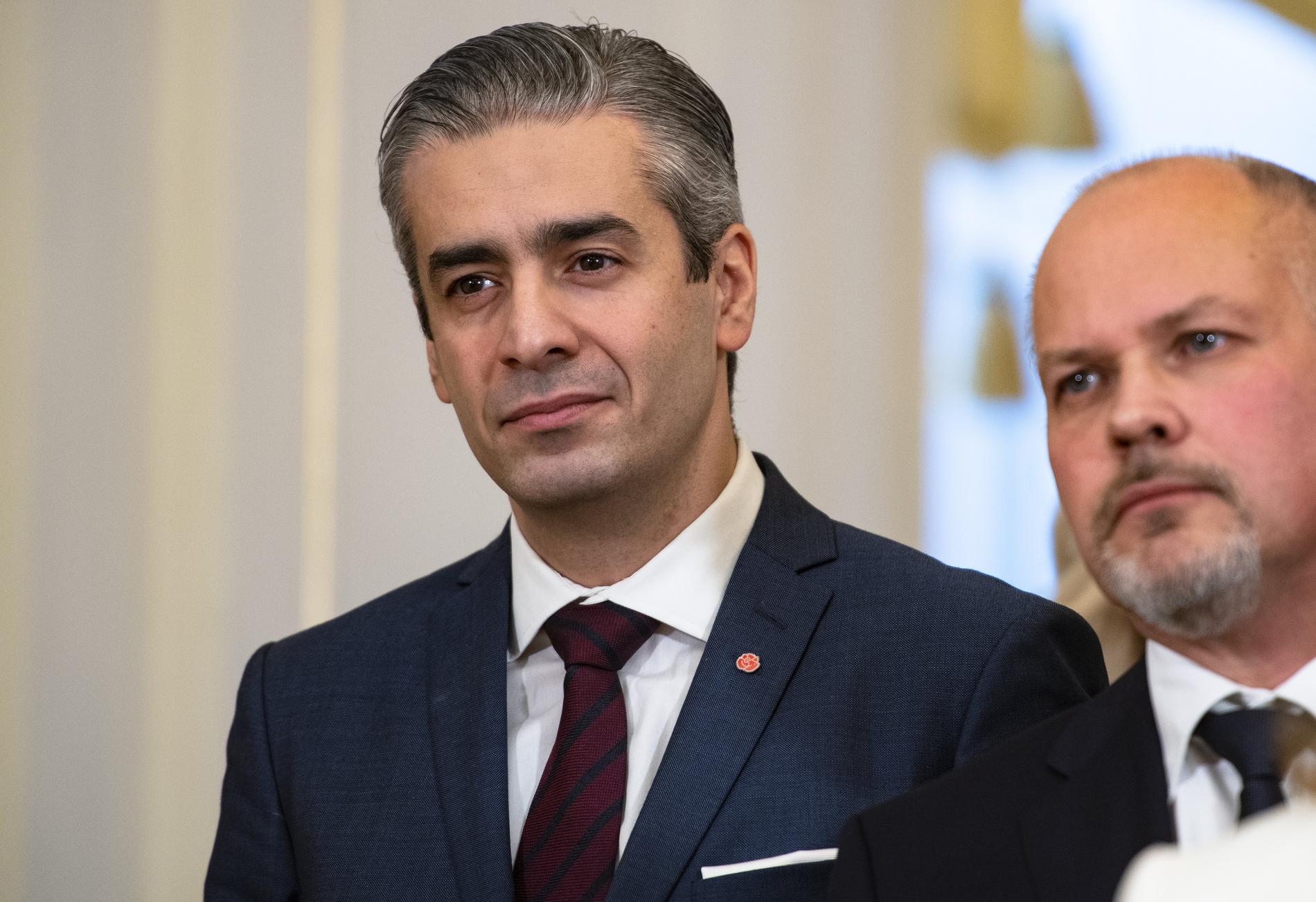 Khashayar Farmanbar, energi- och digitaliseringsminister, svarar på frågor från Aftonbladets läsare