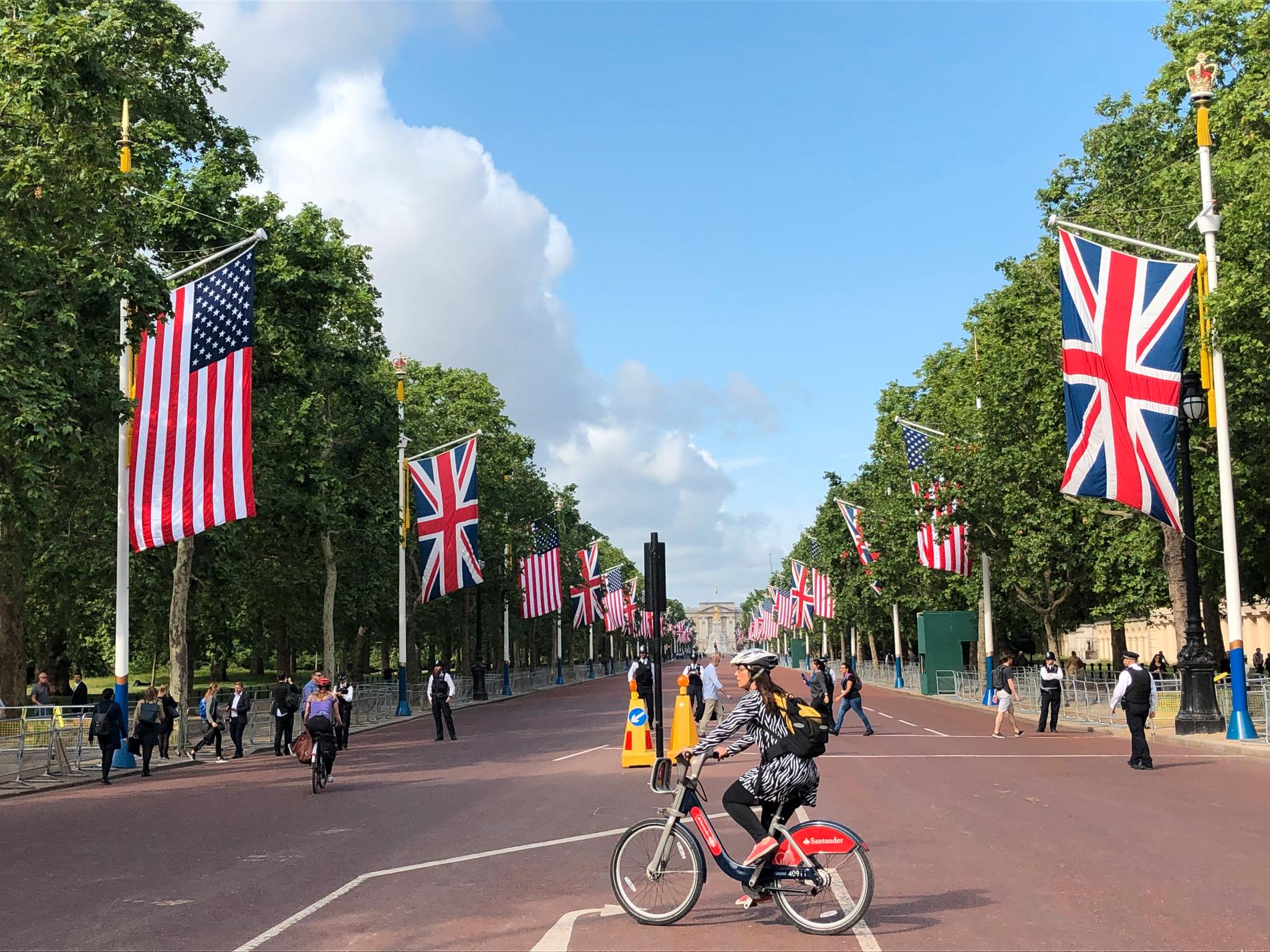 Gatan upp mot Buckingham Palace, The Mall, är pyntad med brittiska och amerikanska flaggor, som vanligt vid statsbesök.