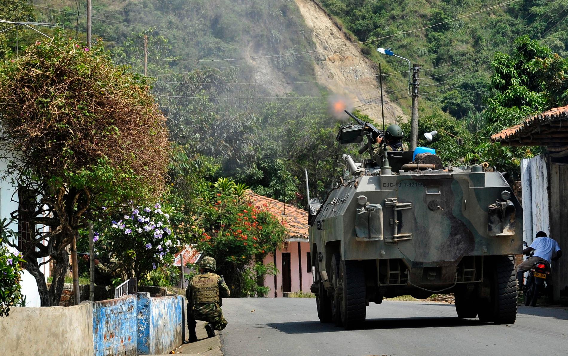 Colombiansk militär patrullerar gator. Arkivbild.