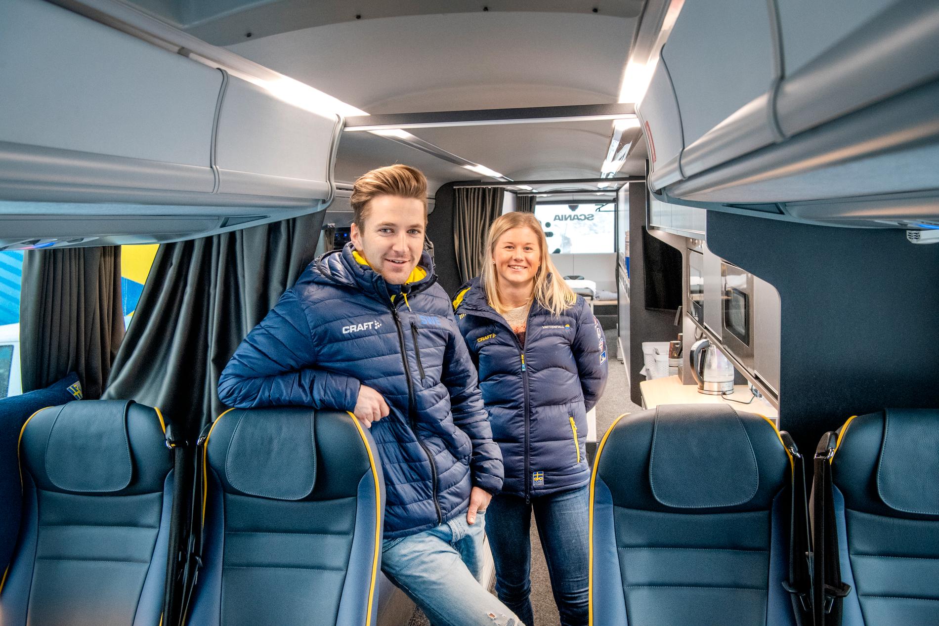 Maja Dahlqvist och Teodor Peterson uppskattar att kunna få massage och gå på toaletten i landslagets egen buss.