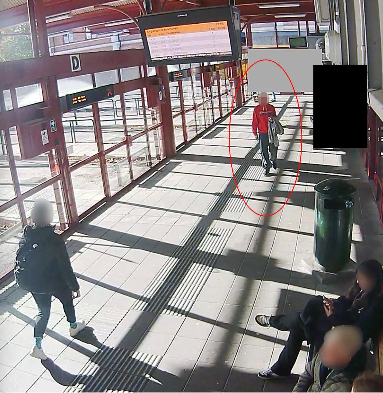 19-åringen säger att han valde sitt offer ”random”. Han går här mot flickan inne på busstationen.