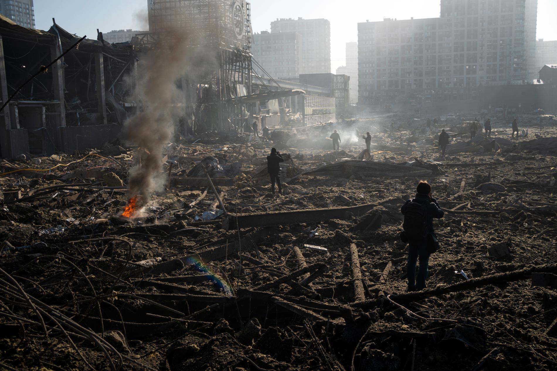 Förödelse i Kiev efter att ryska styrkor bombat ett köpcentrum natten till måndagen.