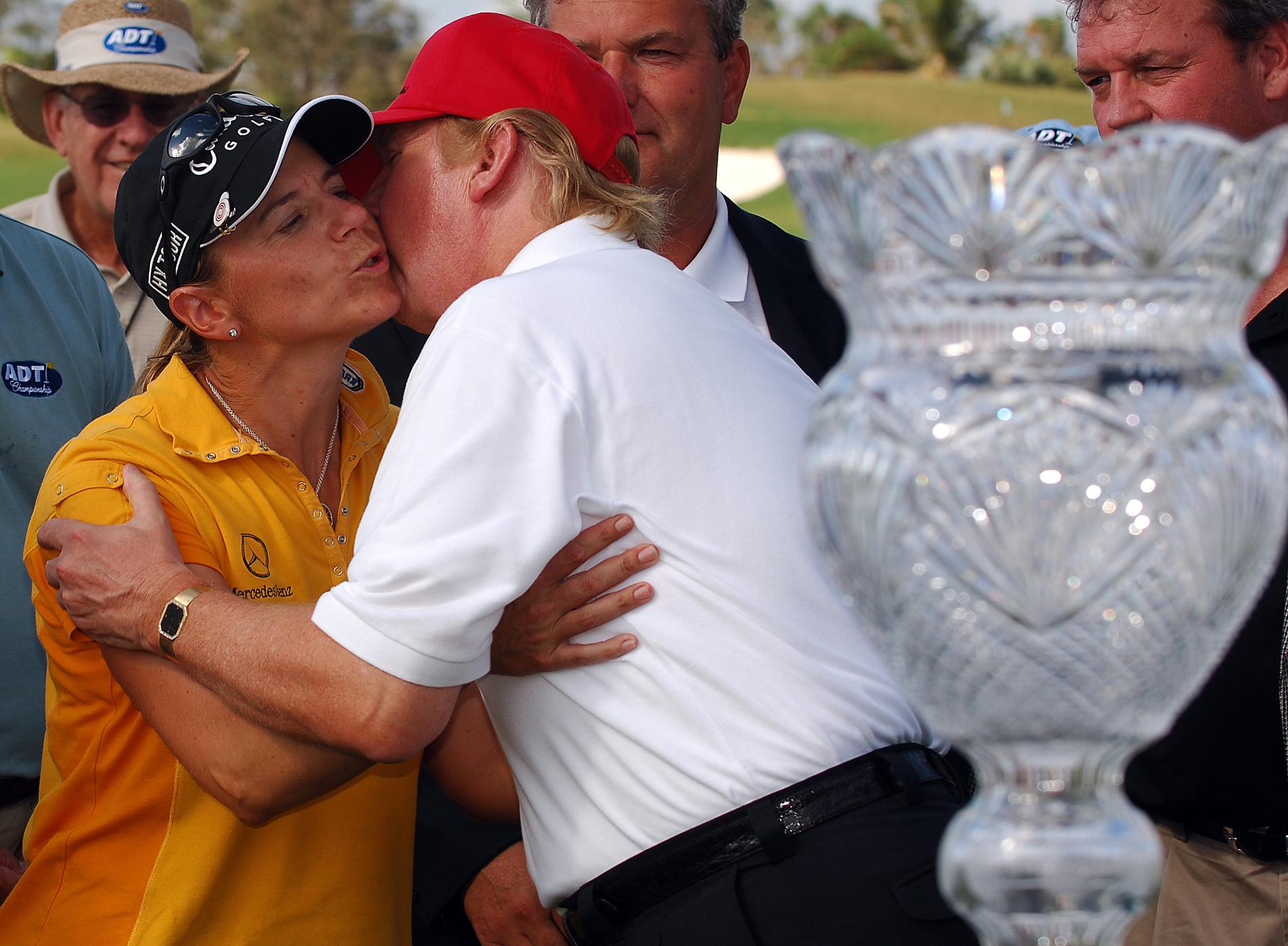 Annika Sörenstam har spelat golf med Donald Trump vid ett flertal tillfällen. Här syns svenskan med den blivande presidenten efter att ha vunnit en tävling på Trumps golfbana i Florida 2005. Arkivbild.