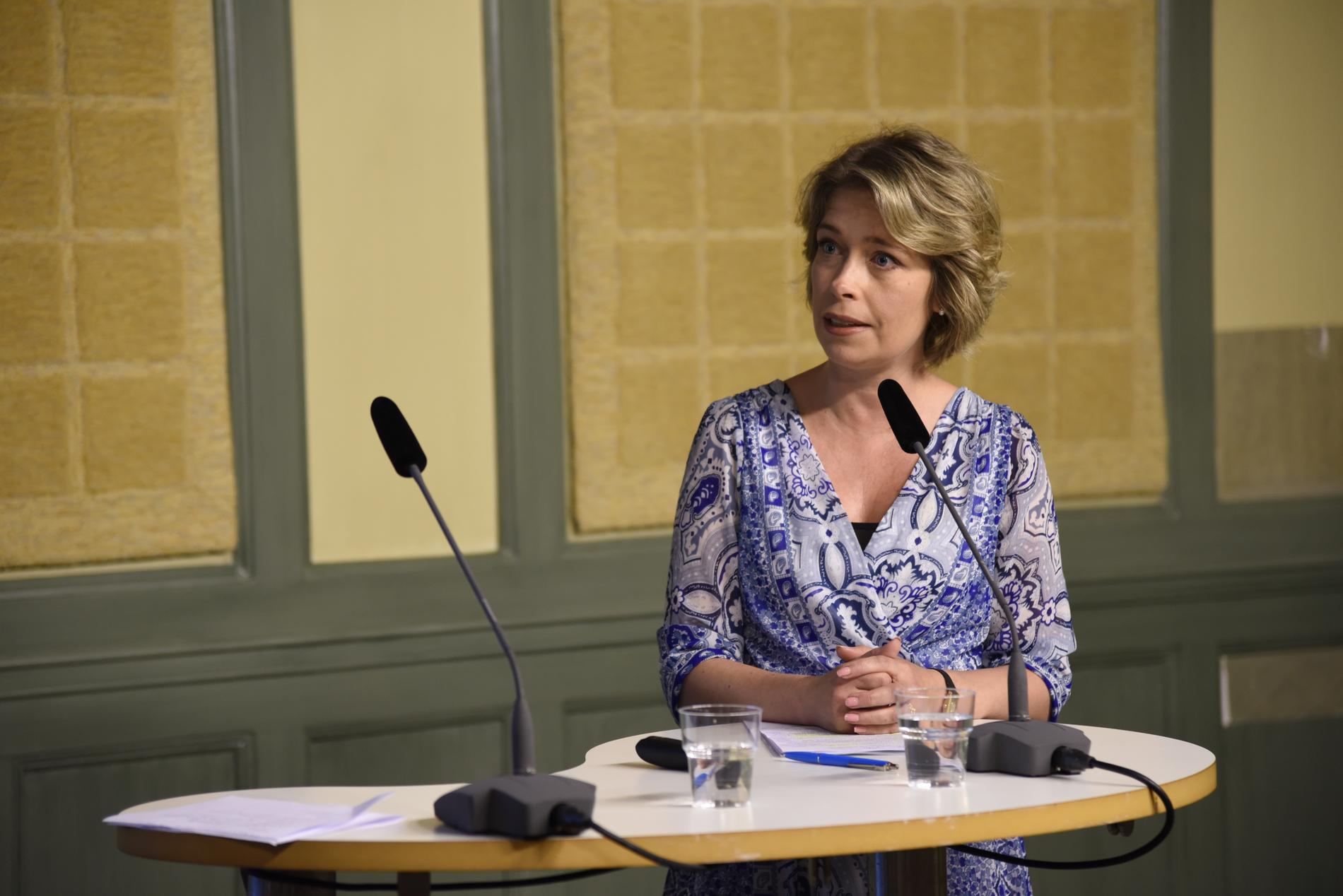 Socialminister Annika Strandhäll (S) tog emot utredningen om ungas psykiska ohälsa.