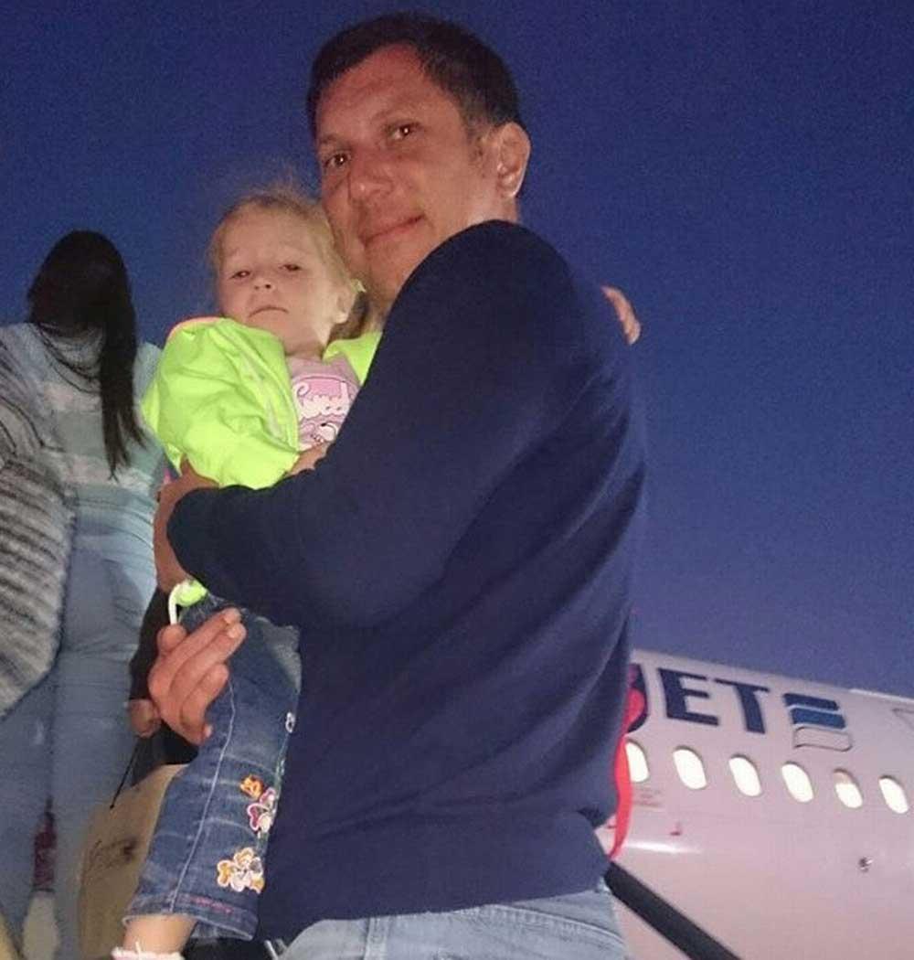 38-årige Iurli Schein och hans treåriga dotter Anastasia Scheina innan de går på planet.