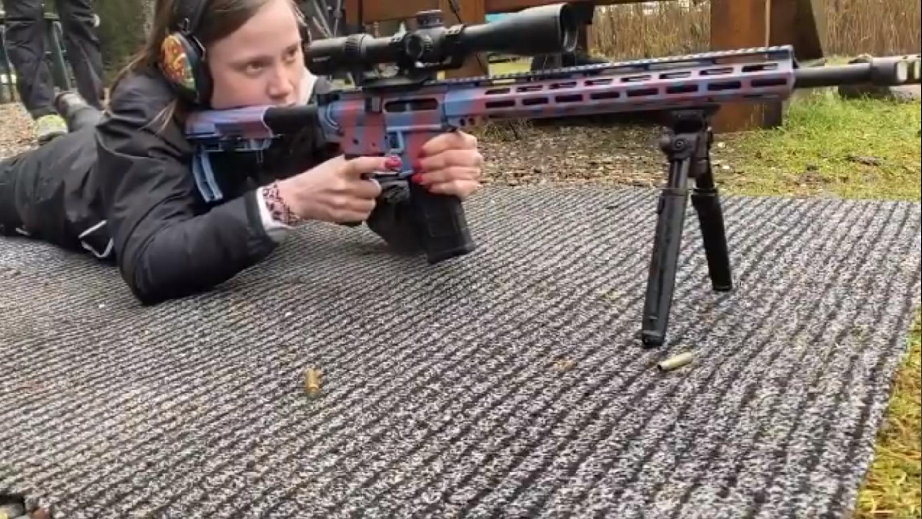 En skärmdump från videon där Emmy Slinge tränar med sitt långdistansvapen.