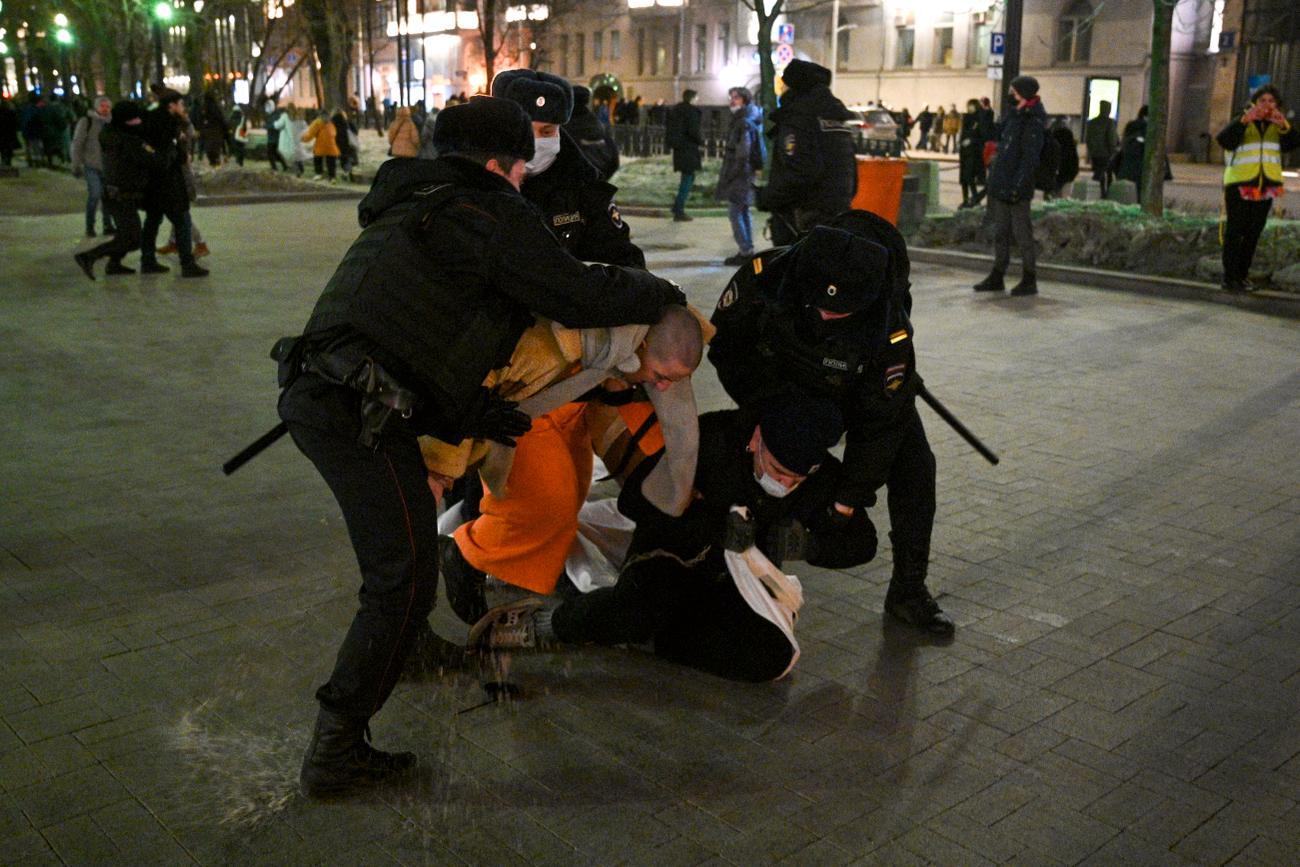 Bild från när polis grep demonstranter i Moskva under torsdagen.