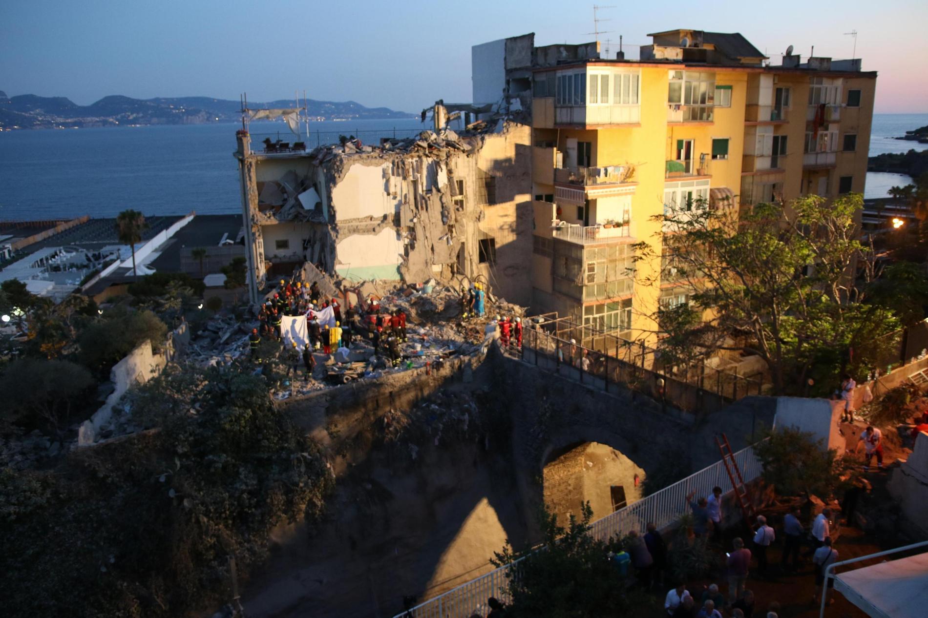 Åtta människor har nu hittats döda i ruinerna av huset som rasade samman i Italien.