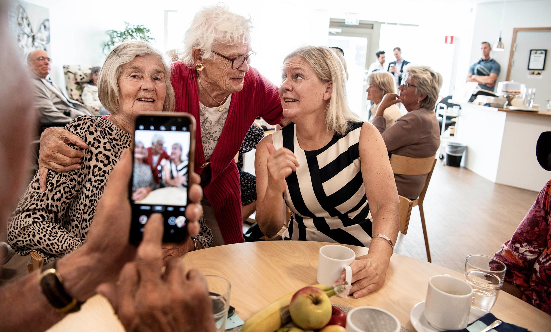 Äldre kvinnor går på teatern och röstar i stor utsträckning på Socialdemokraterna.