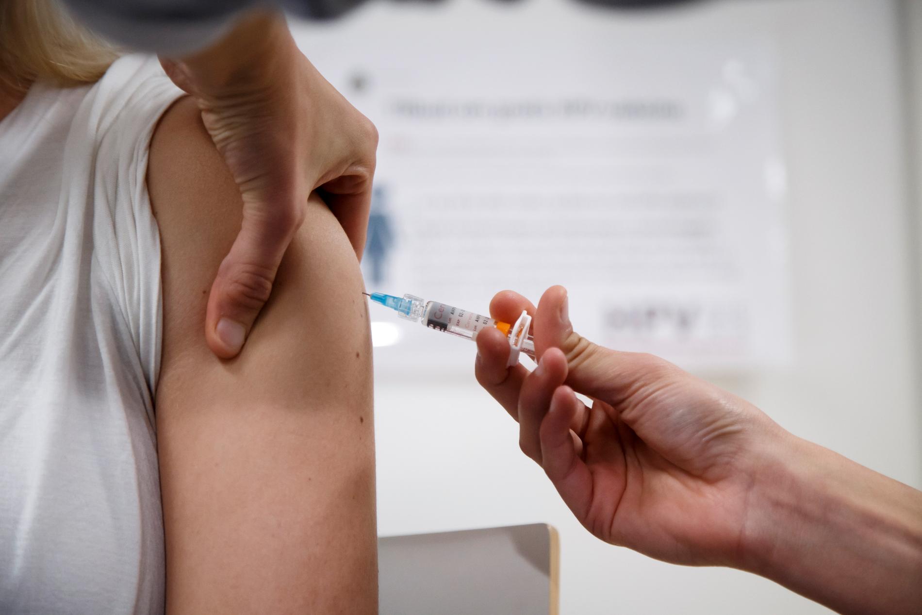 En person får en spruta med HPV-vaccin. Arkivbild.