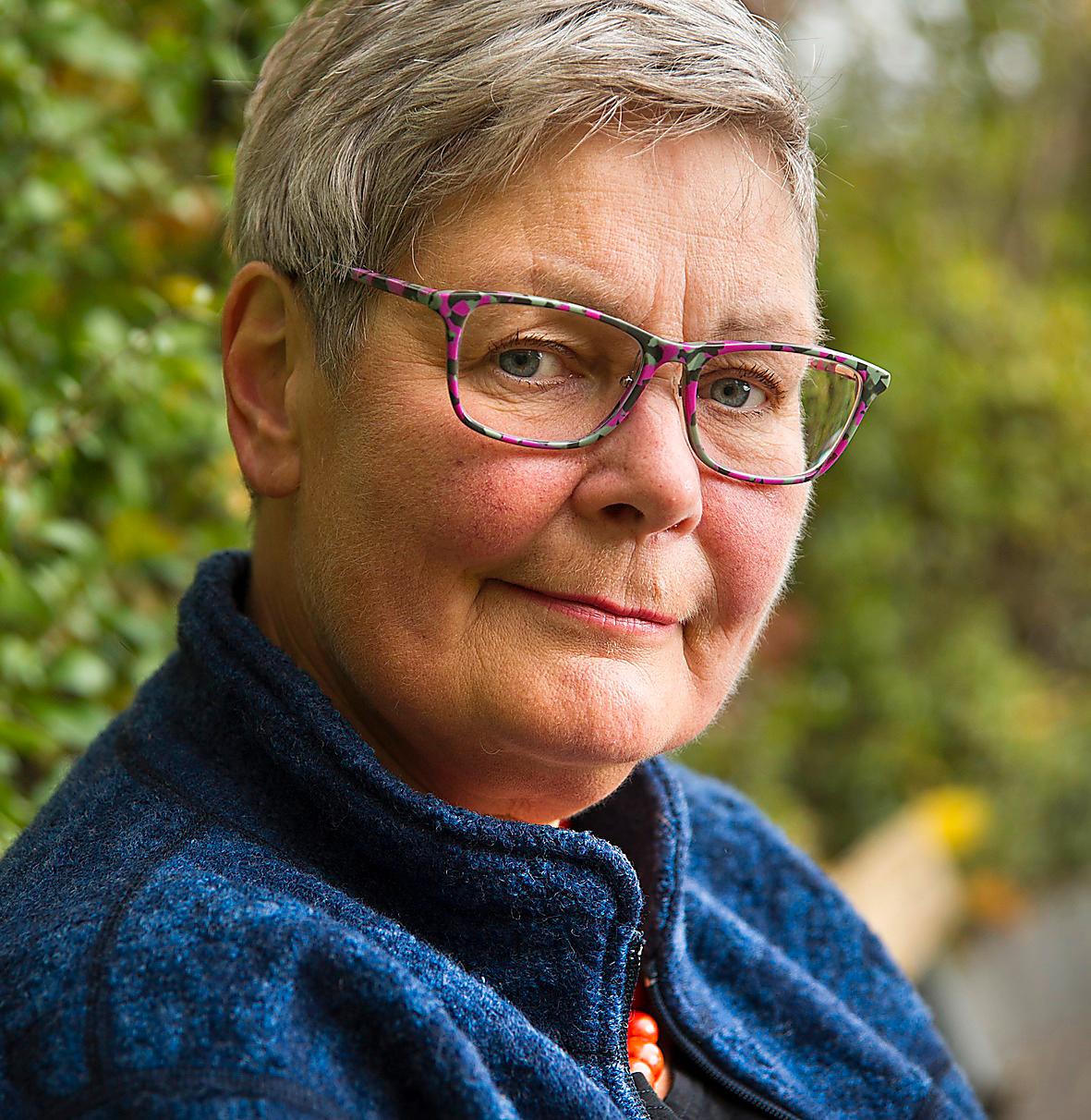 Maria Hamberg (född 1954) är en Sveriges få riktiga arbetarförfattare med lång erfarenhet från verkstadsgolvet. Nya boken är en julsaga.