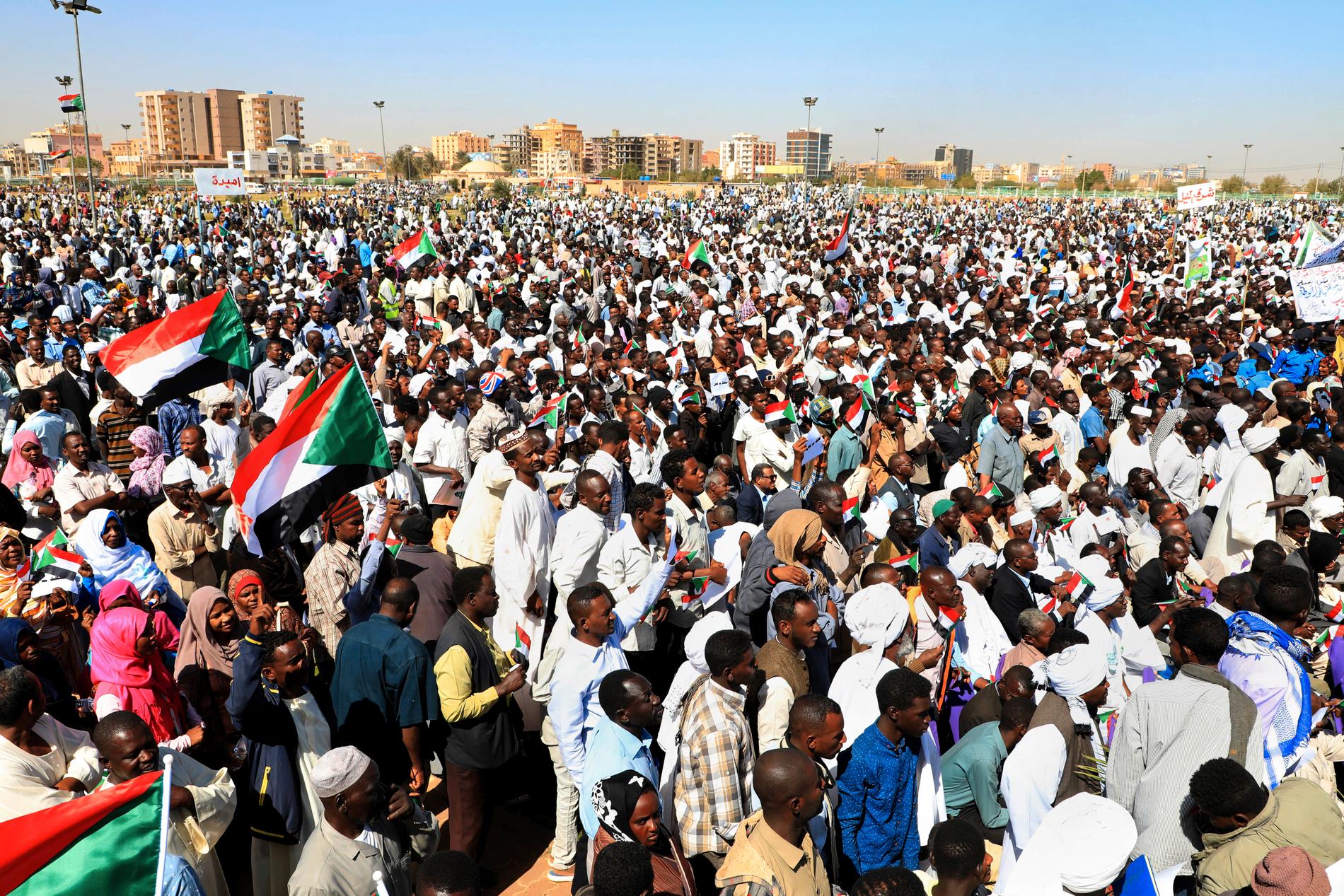 Supportrar till president al-Bashir vid en demonstration i Khartoum i januari. Arkivbild.