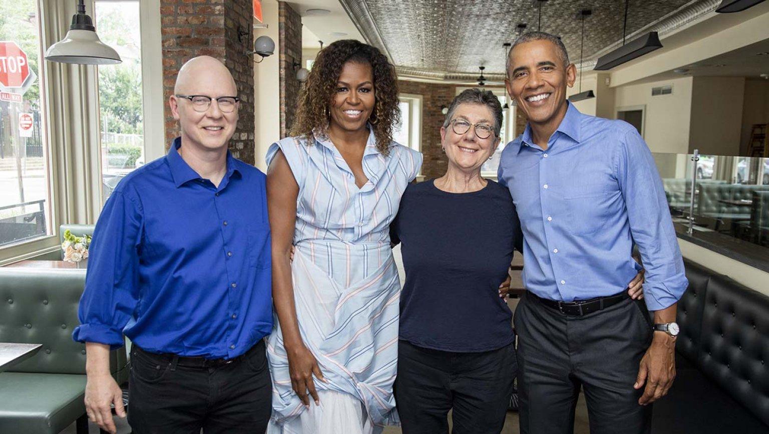 Barack och Michelle Obama tillsammans med filmens regissörer.