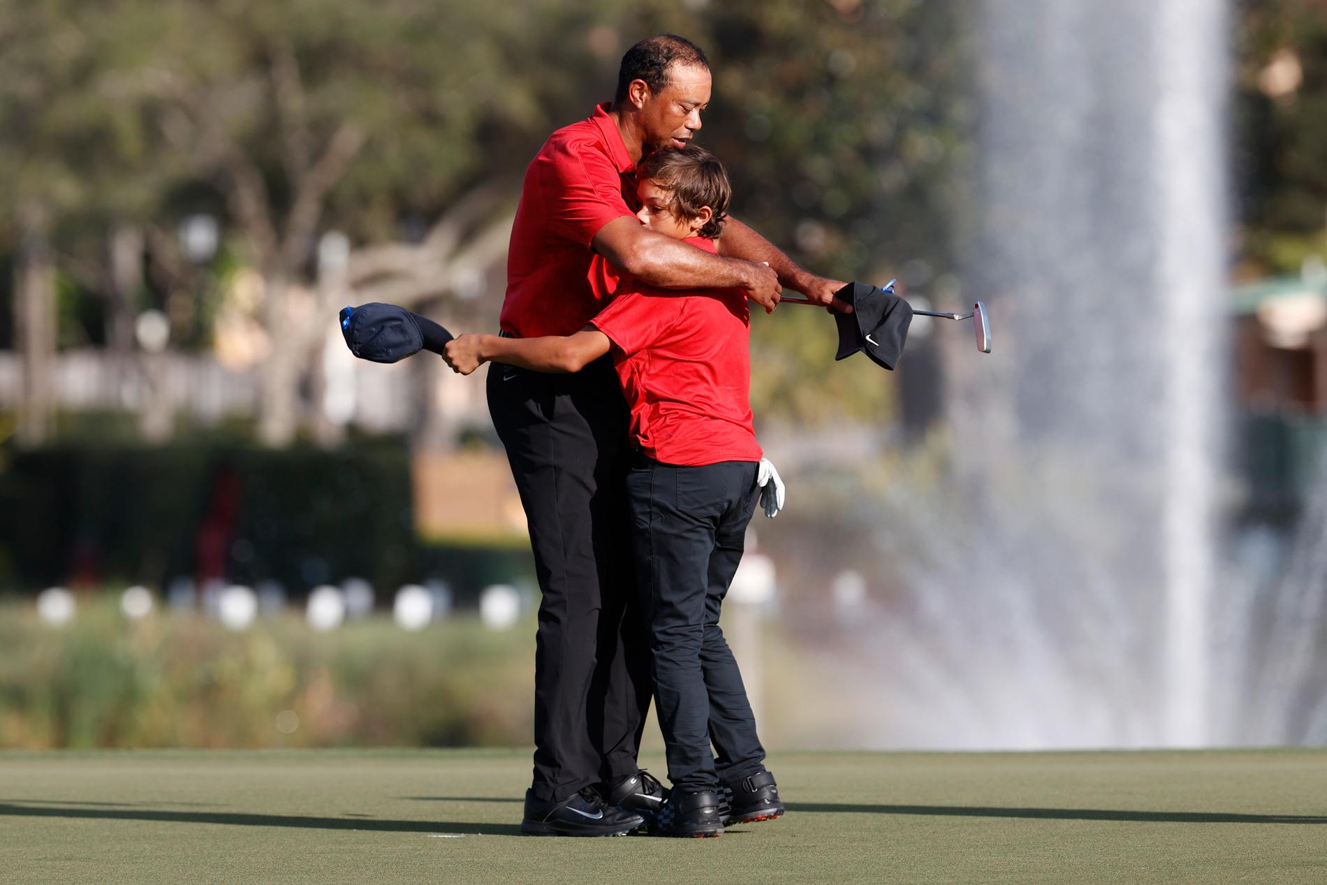 Tiger Woods med sin son Charlie. 
