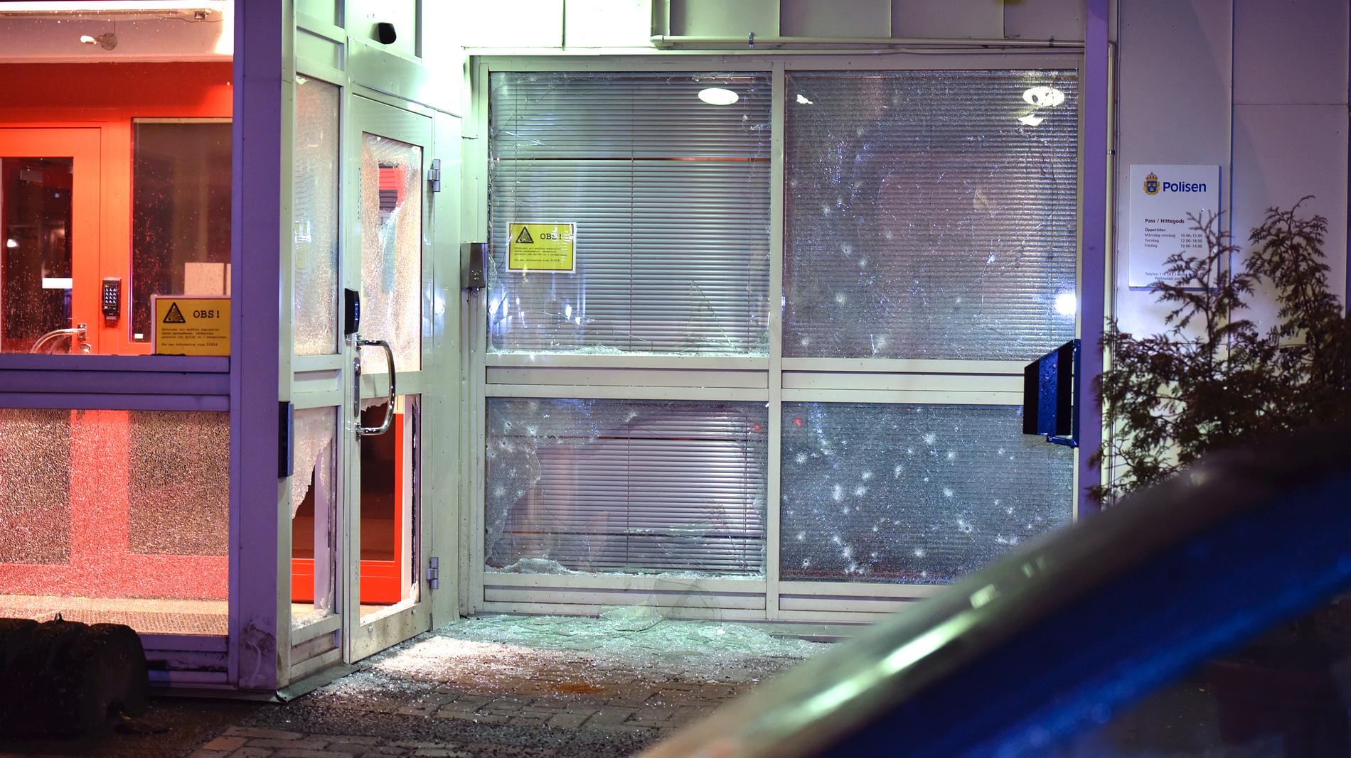 En handgranat kastades mot polishuset i Katrineholm på tolvslaget under nyårsnatten mot 2017