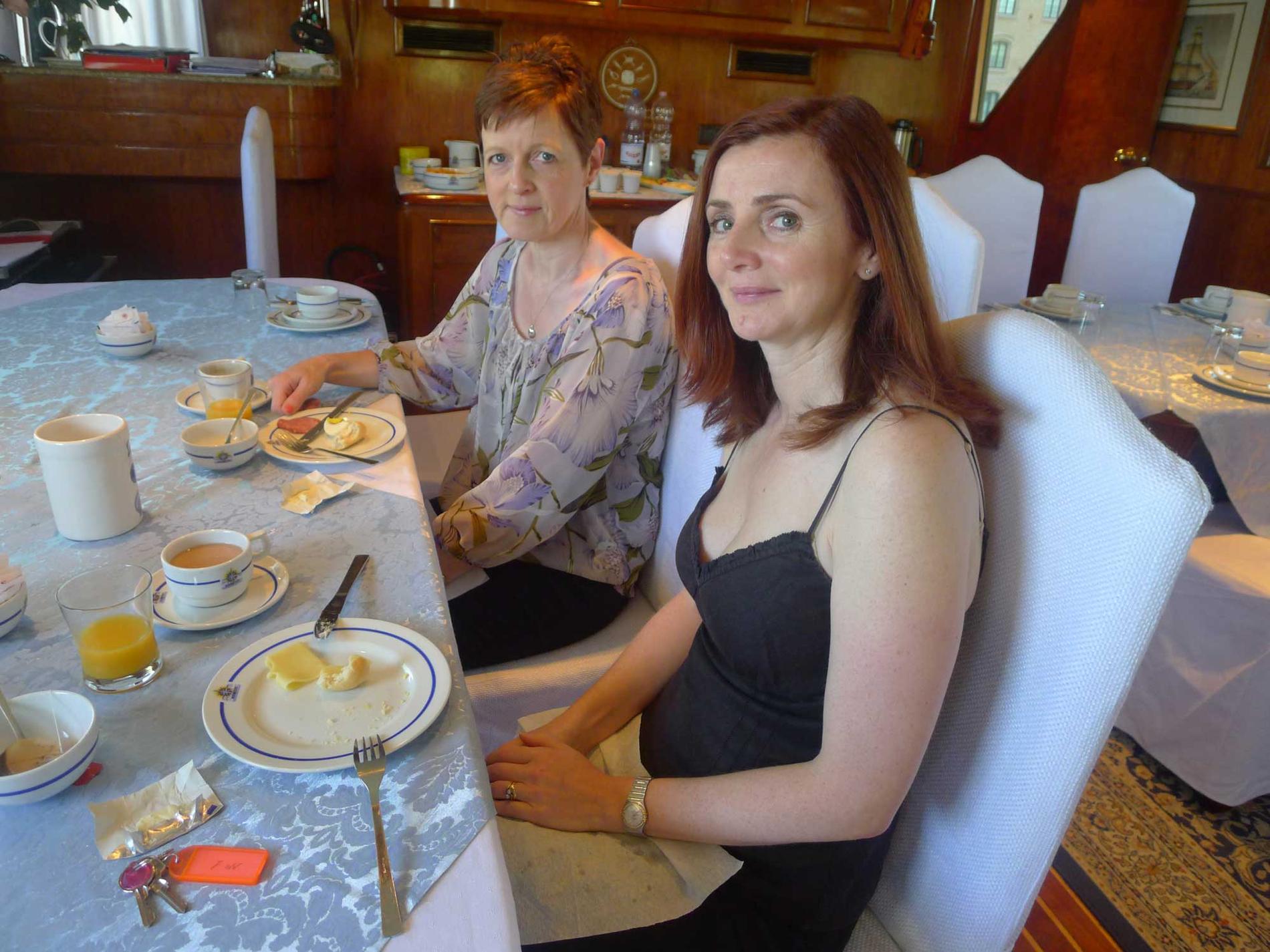 ” Very nice”, tycker brittiskorna Diana Ruston och Wendy Burton trivs ombord på Sarah.