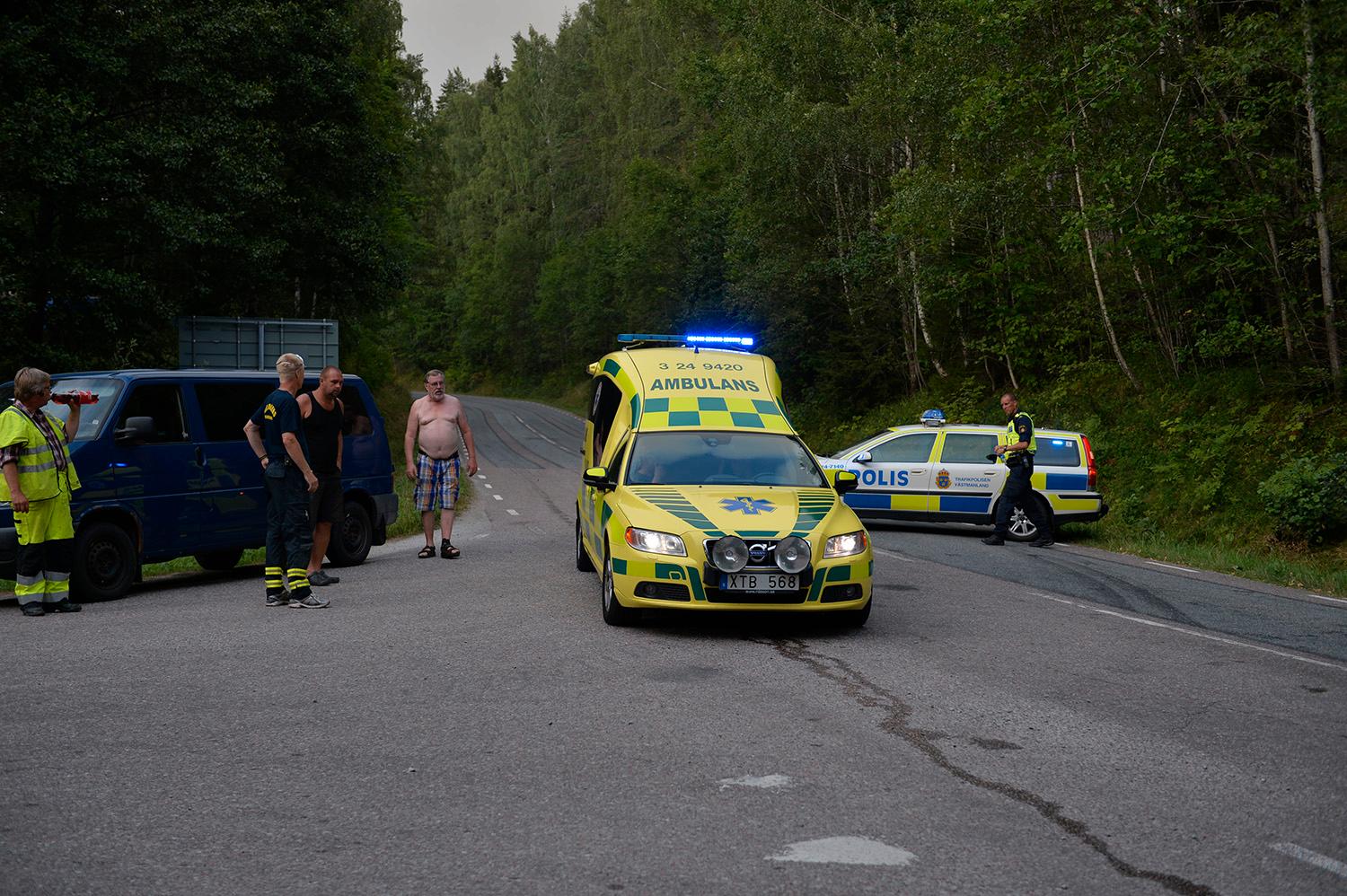 En 42-årig man skadades och blev liggande orörlig på en skogsväg utanför Ängelsberg – mitt bland lågorna. I måndags kväll transporterades han till sjukhus i Västerås.