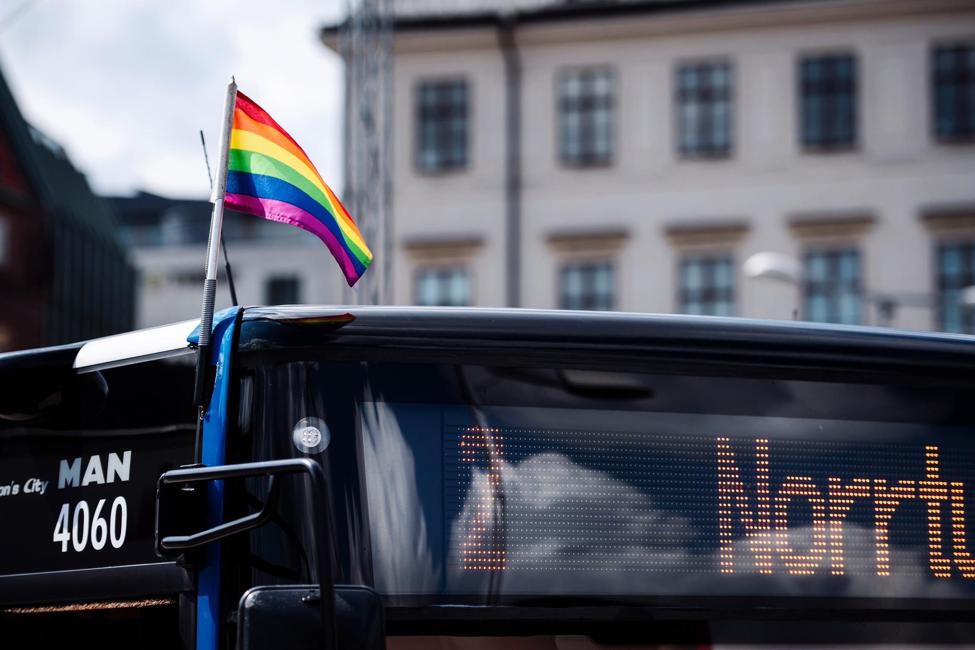 Pride-utsmyckning i Stockholm inför Europride 2018 – här en buss med prideflagga.