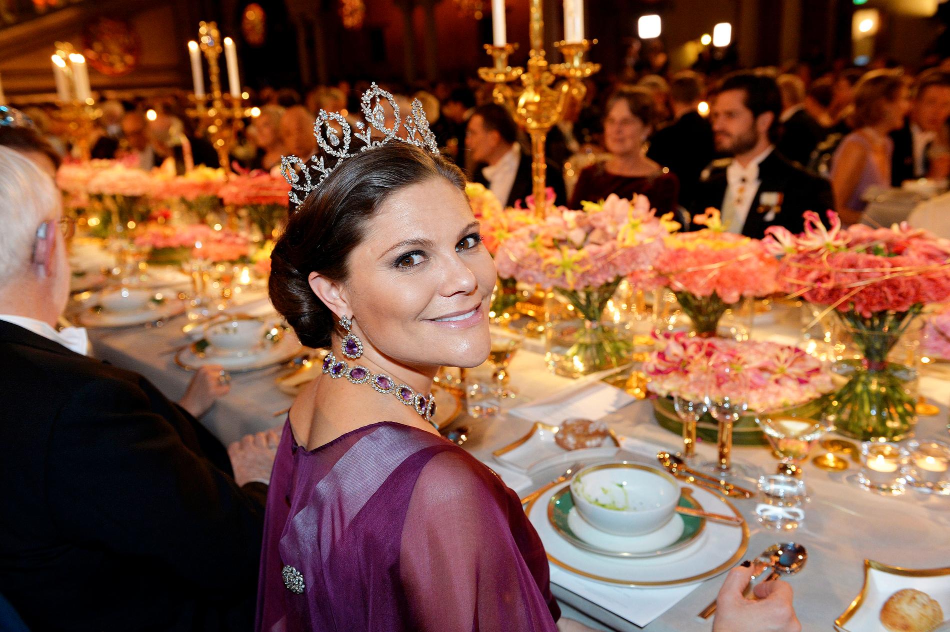 Kronprinsessan Victoria till bords vid Nobelbanketten i Blå hallen på torsdagen.