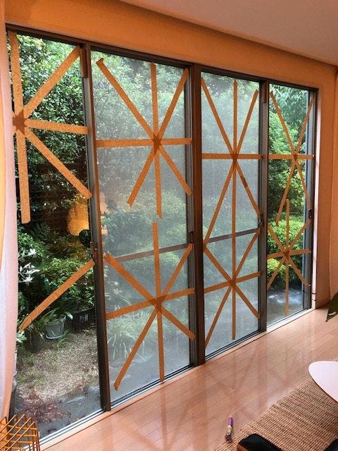 Fönsterrutorna hemma hos Sophia Watanabe i Tokyo har tejpats.