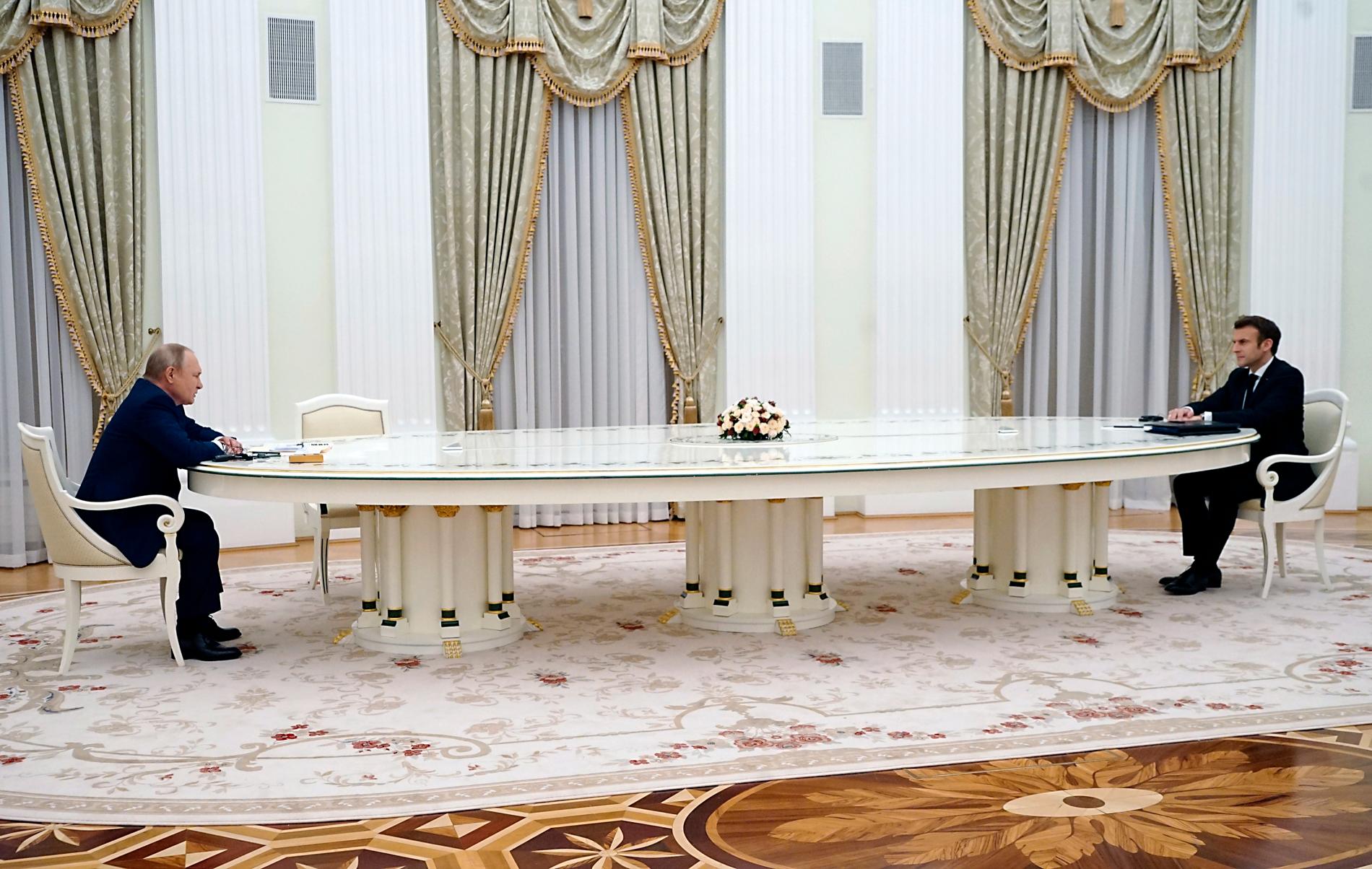 Vladimir Putin och Emmanuel Macron vid det jättestora bordet. 