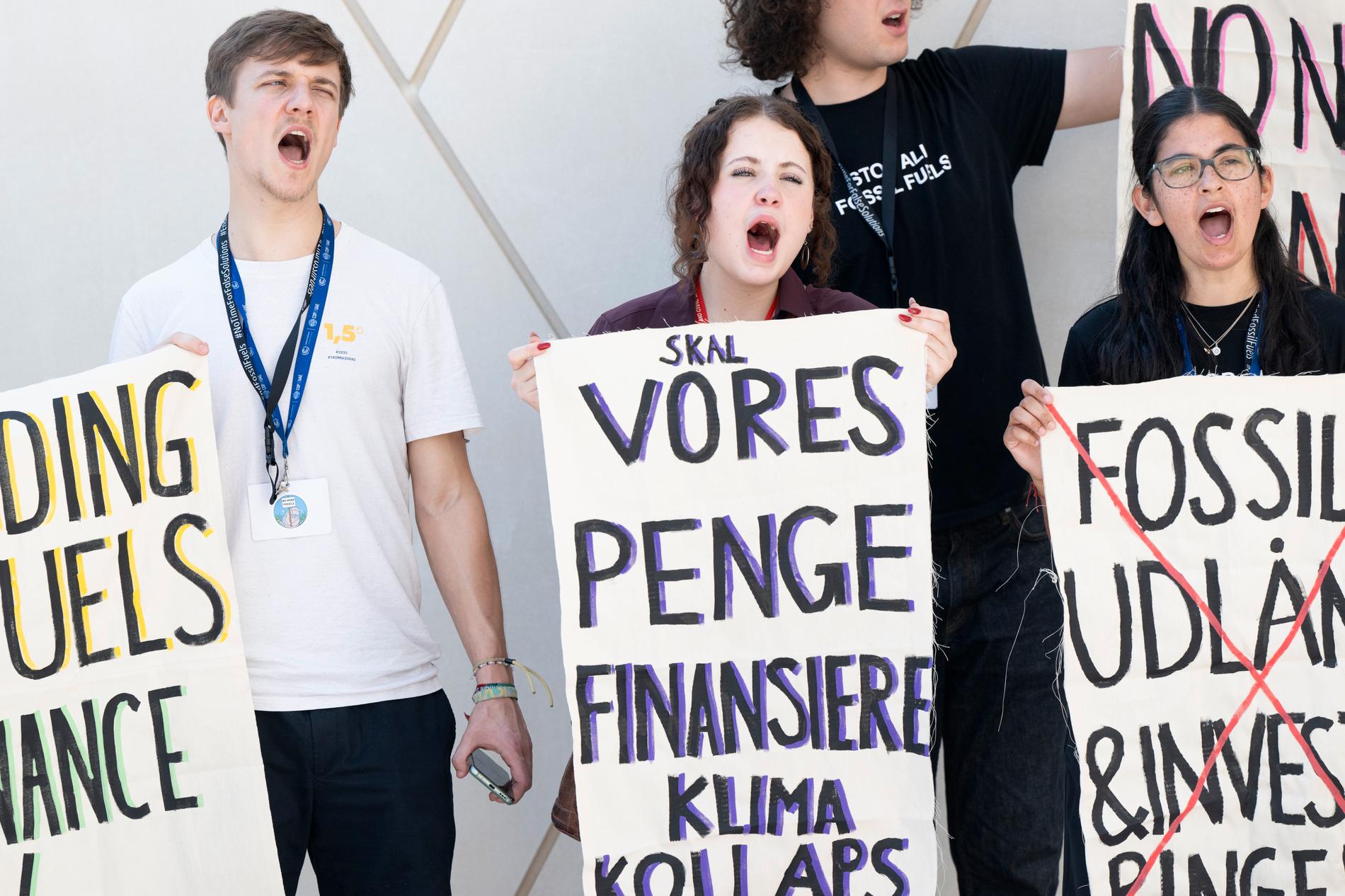Den danska klimataktivisten Selma de Montgomery (andra från vänster) är kritisk till det begränsade utrymmet för protester under COP28.
