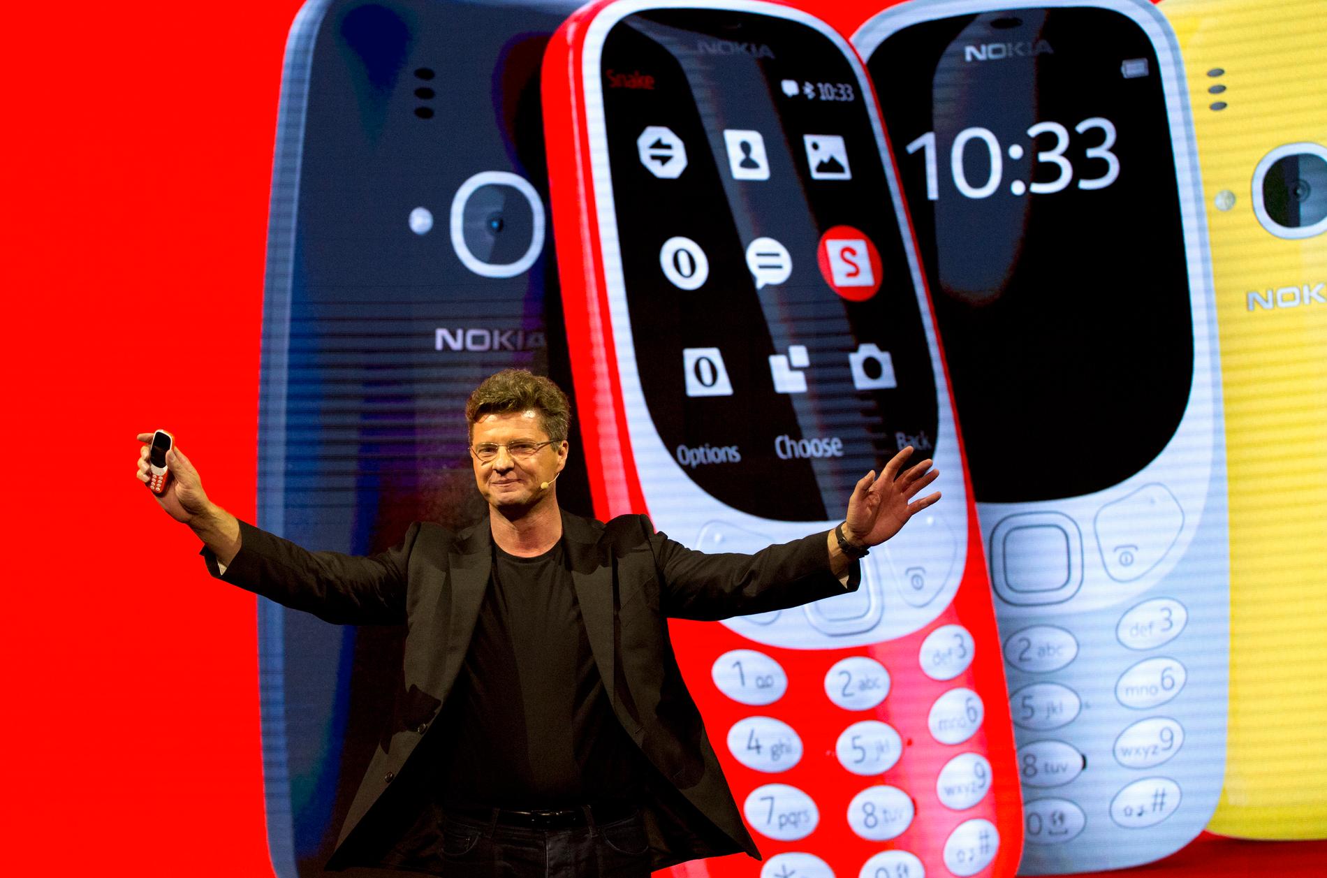 HMD Globals vd Arto Nummela visar upp den nylanserade Nokia 3310 på mobilmässan i Barcelona i slutet av februari. 3310 säljer bra i hemlandet Finland. 