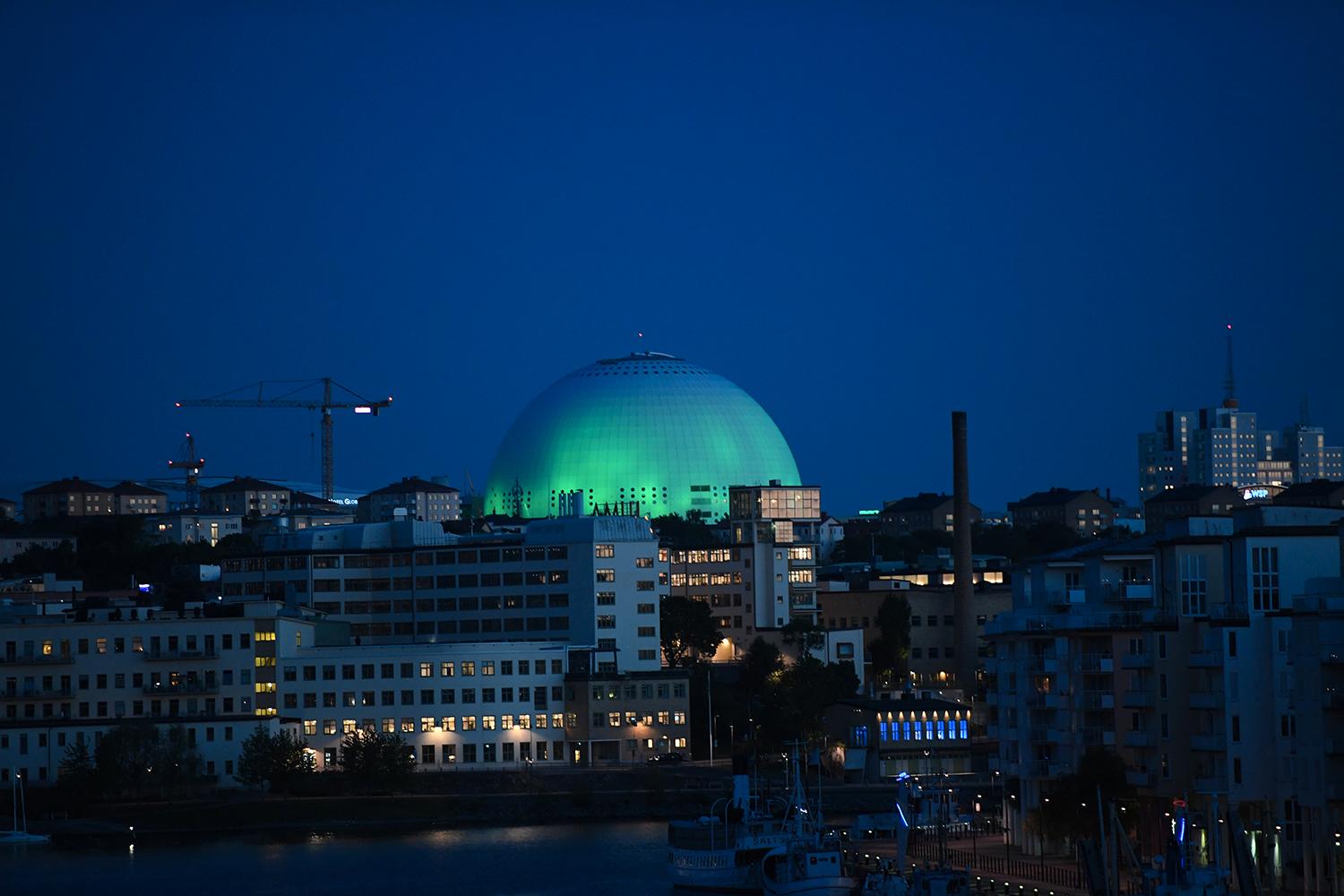 Globen lystes på fredagskvällen upp med grönt ljus i protest mot att USA lämnar klimatavtalet, Stockholm.
