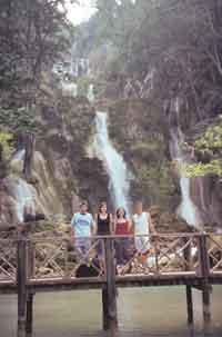 En riktig höjdare – vattenfallet Kung Xi utanför Luang Prabang i Laos. James, Cecilia, Holly och Drew kollar in det spektakulära fallet.