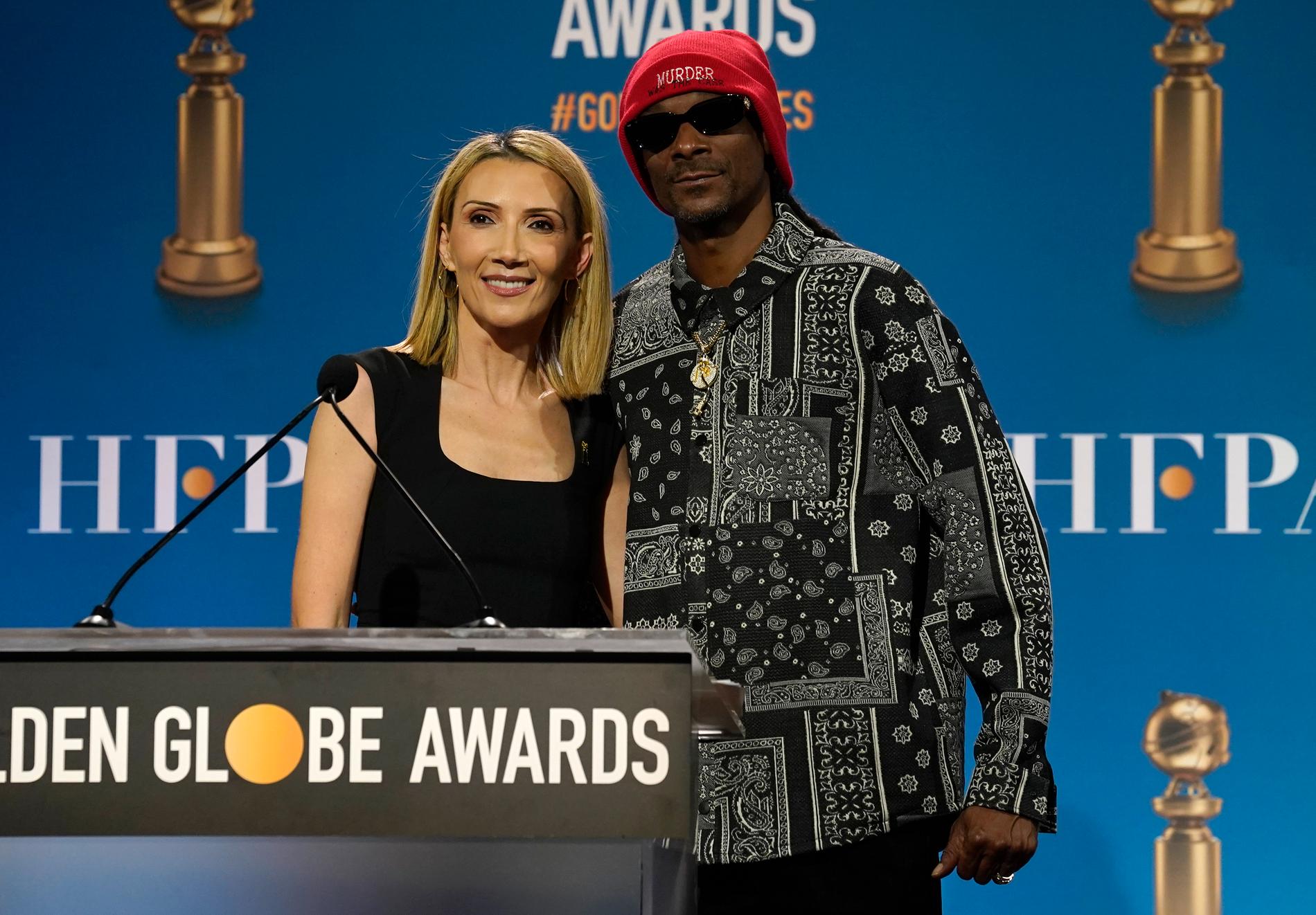 Helen Hoehne, ordförande för Hollywood Foreign Press Association, fick sällskap av Snoop Dogg när årets Golden globe-priser skulle presenteras.