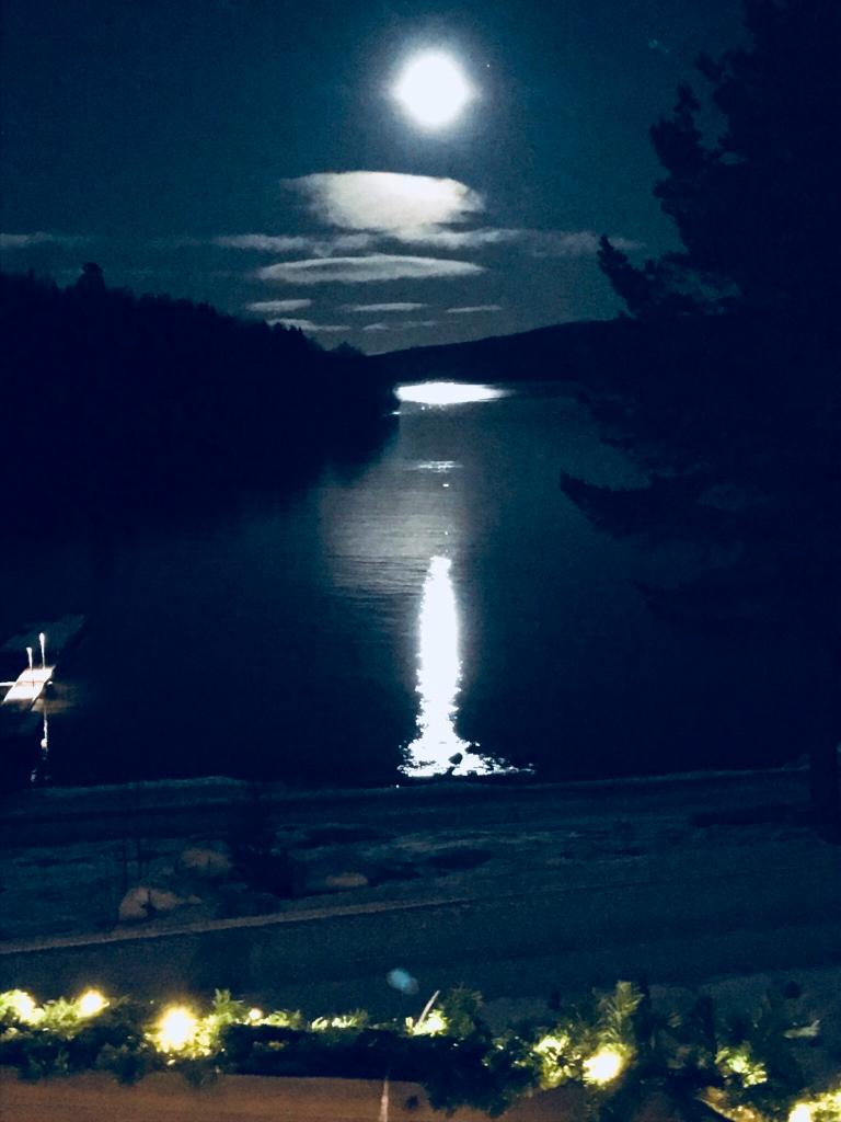 Månen speglar sig i havet, Stråsundsviken Örnsköldsvik.