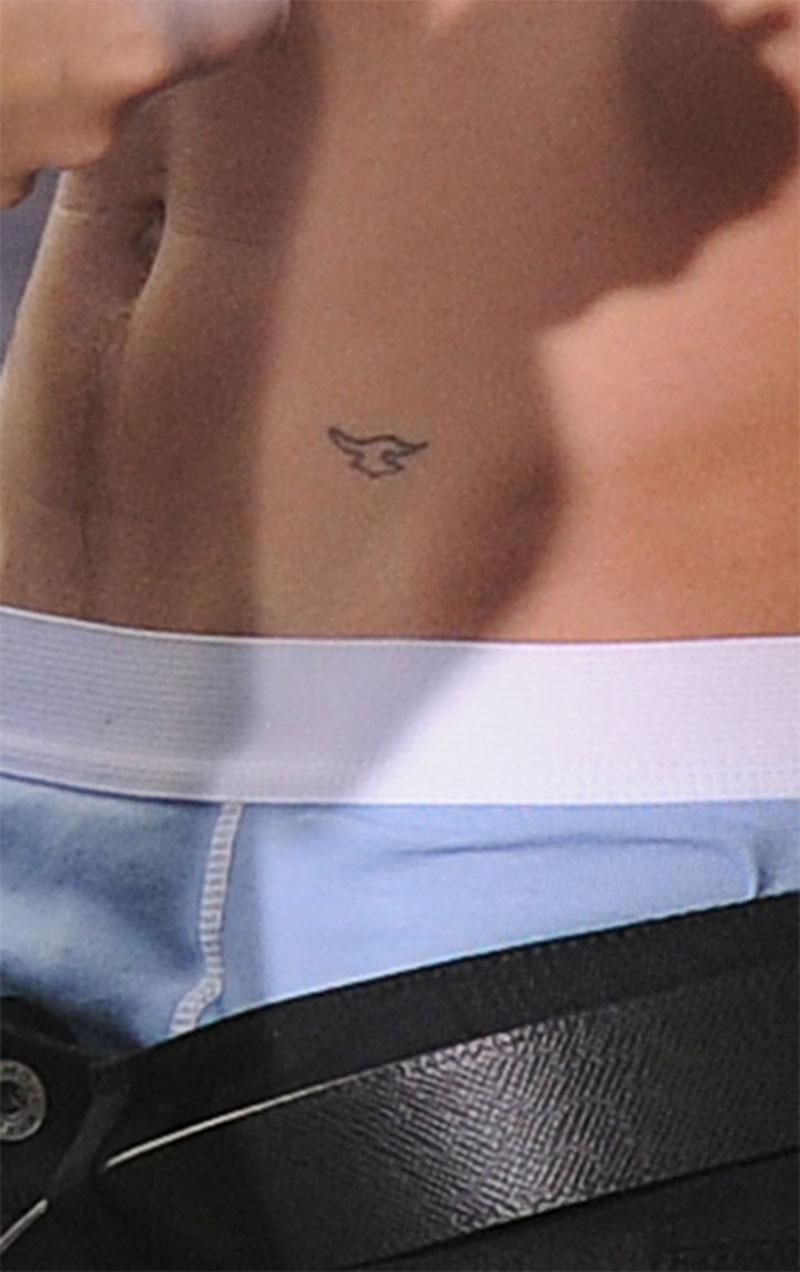 Sedan tidigare har han denna fågel på magen, stjärnans första tatuering.